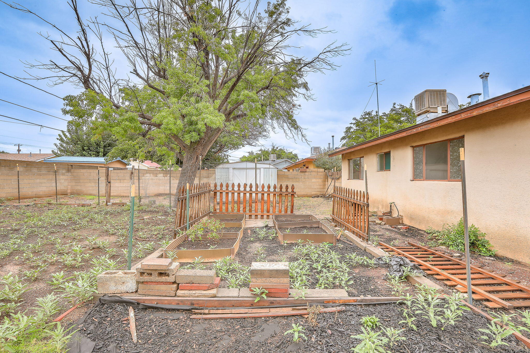 Photo 16 — 422 Glorieta Street NE