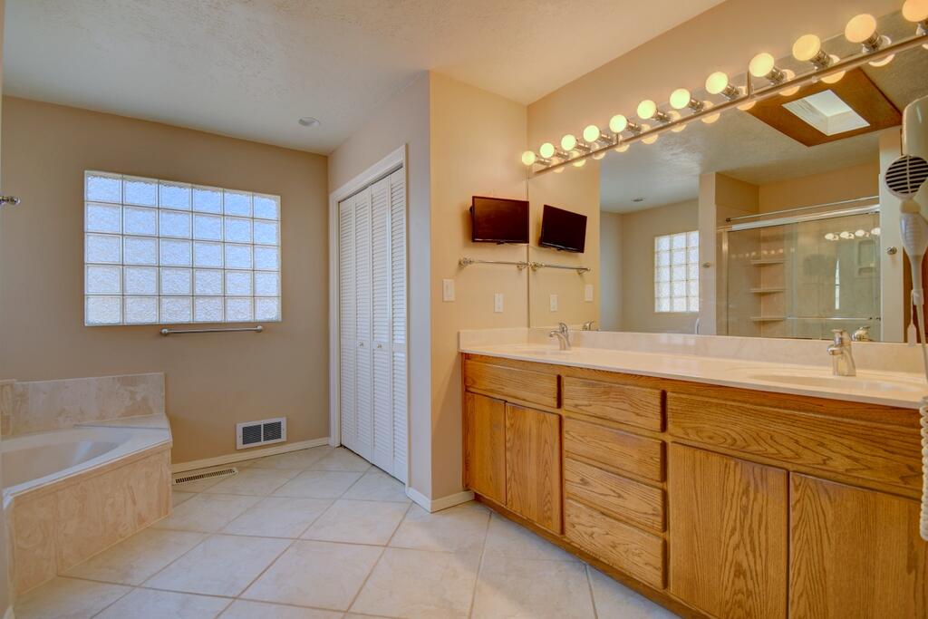 Photo 18 — 9301 Camino Del Sol NE