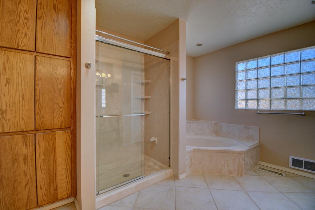 Photo 17 — 9301 Camino Del Sol NE