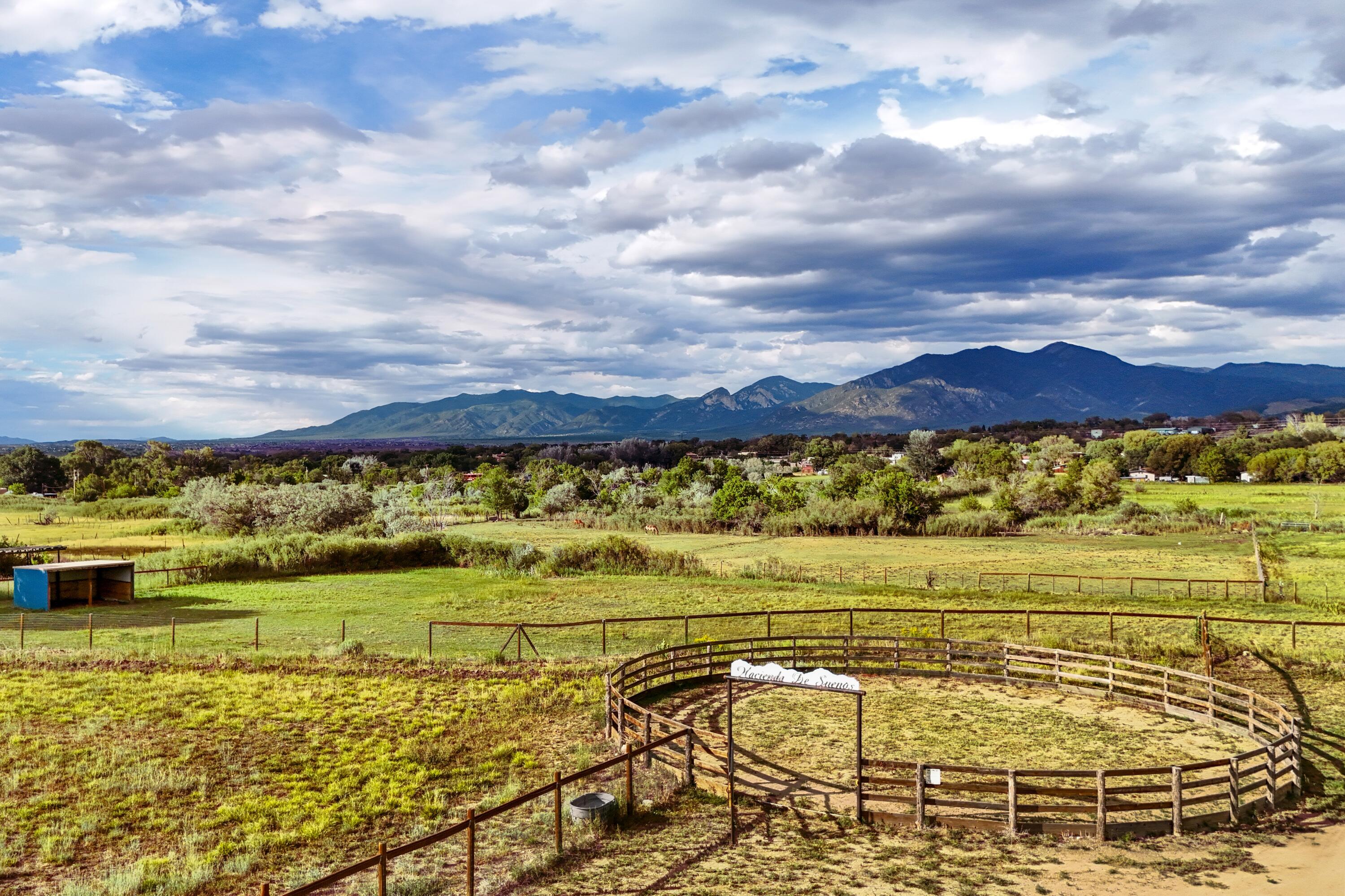 47 State Road 382, Ranchos de Taos, NM 87557