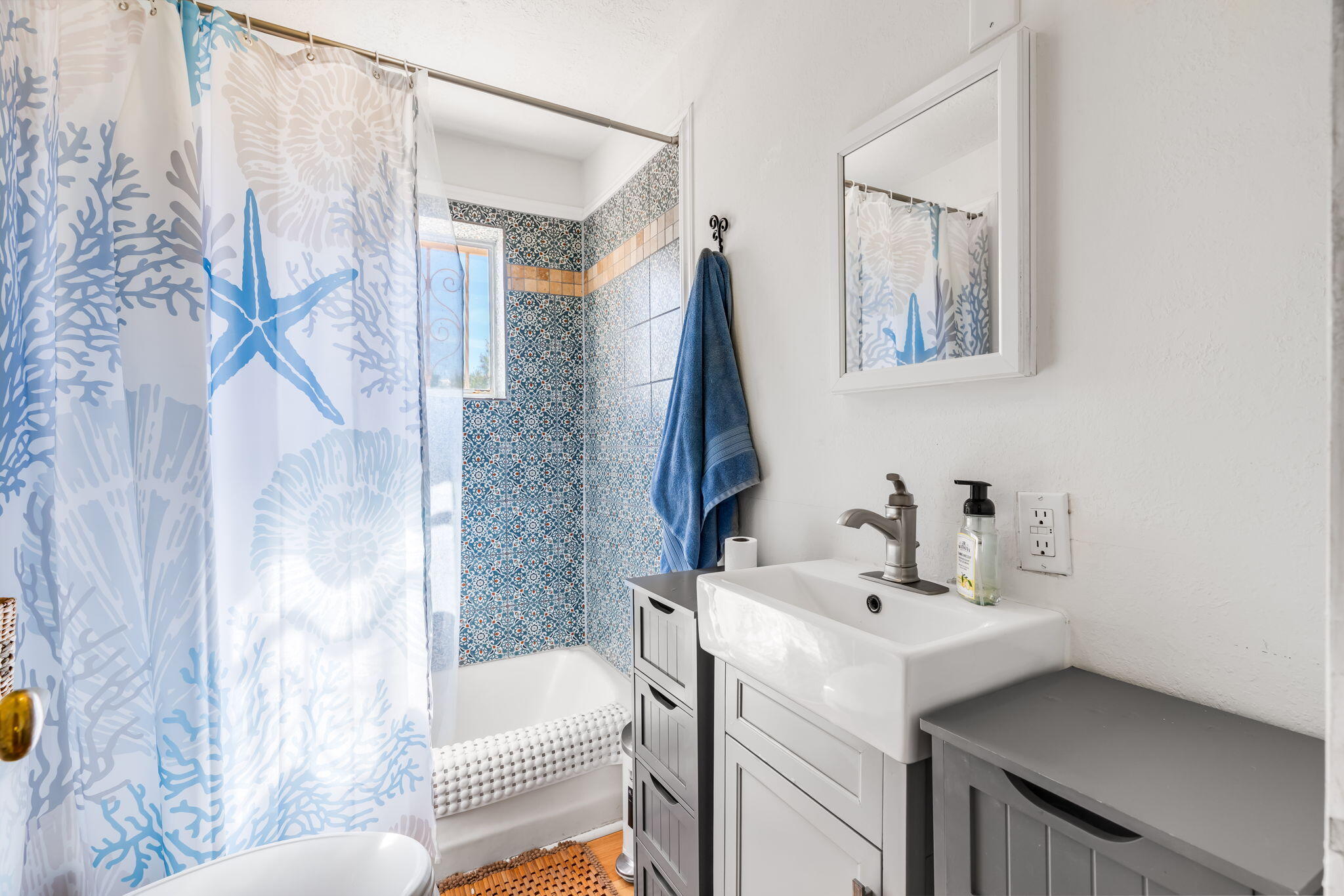 Photo 12 — 406 Atrisco Drive SW