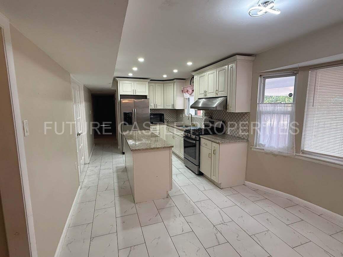 Photo 11 — 1901 Grande Boulevard SE