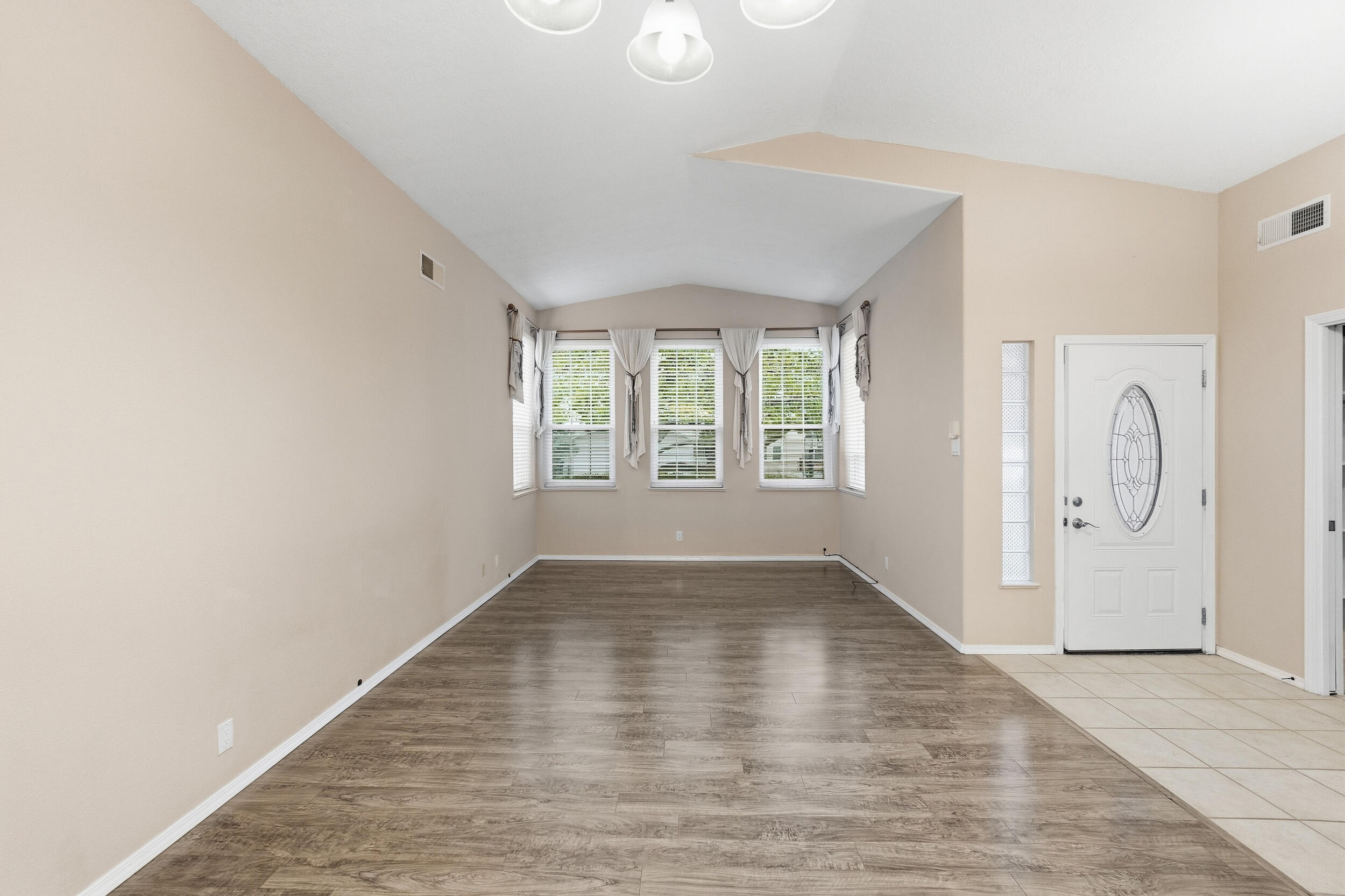 Photo 6 — 3133 Ashkirk Loop SE