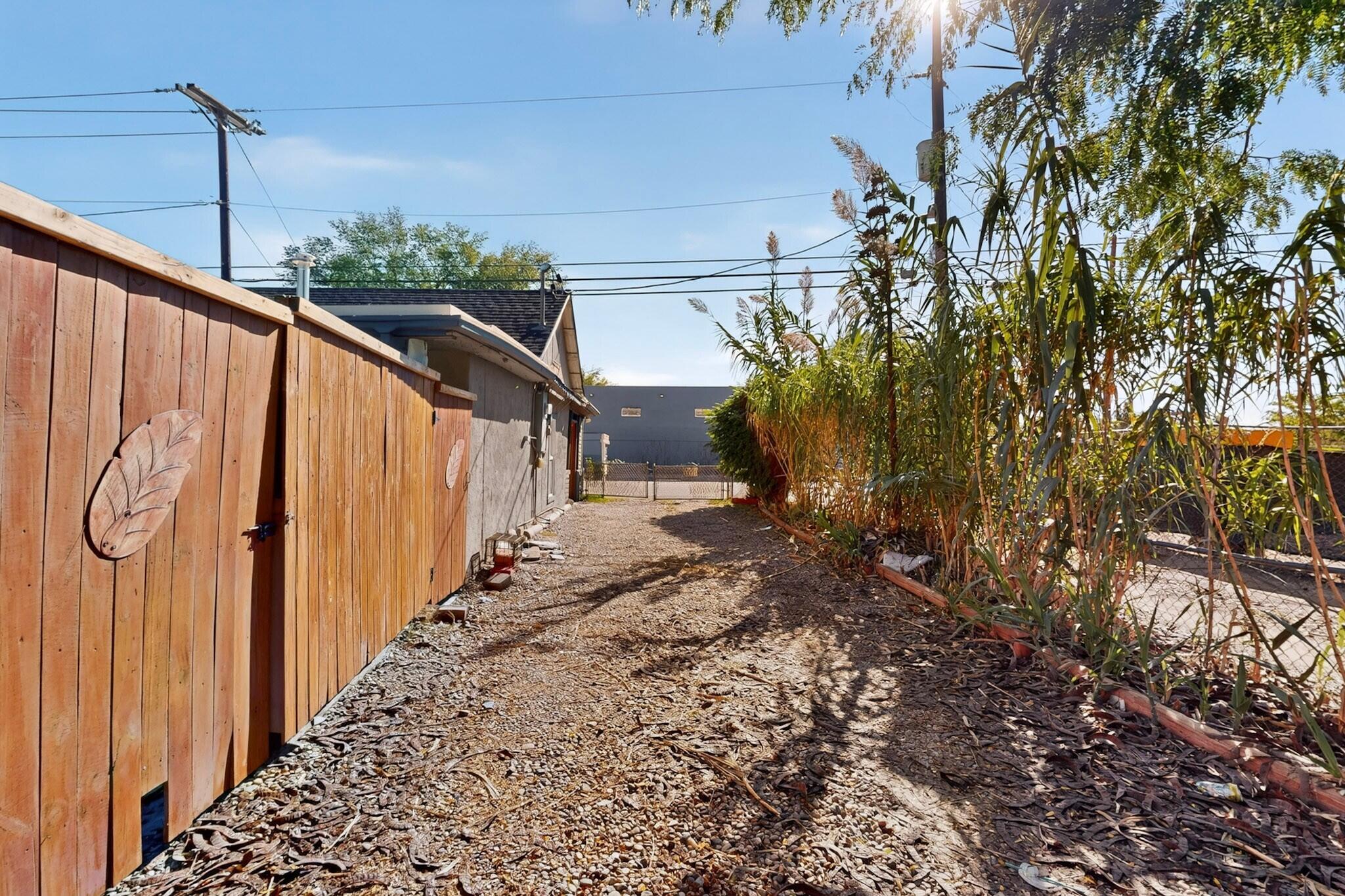 Photo 19 — 2327 William Street SE