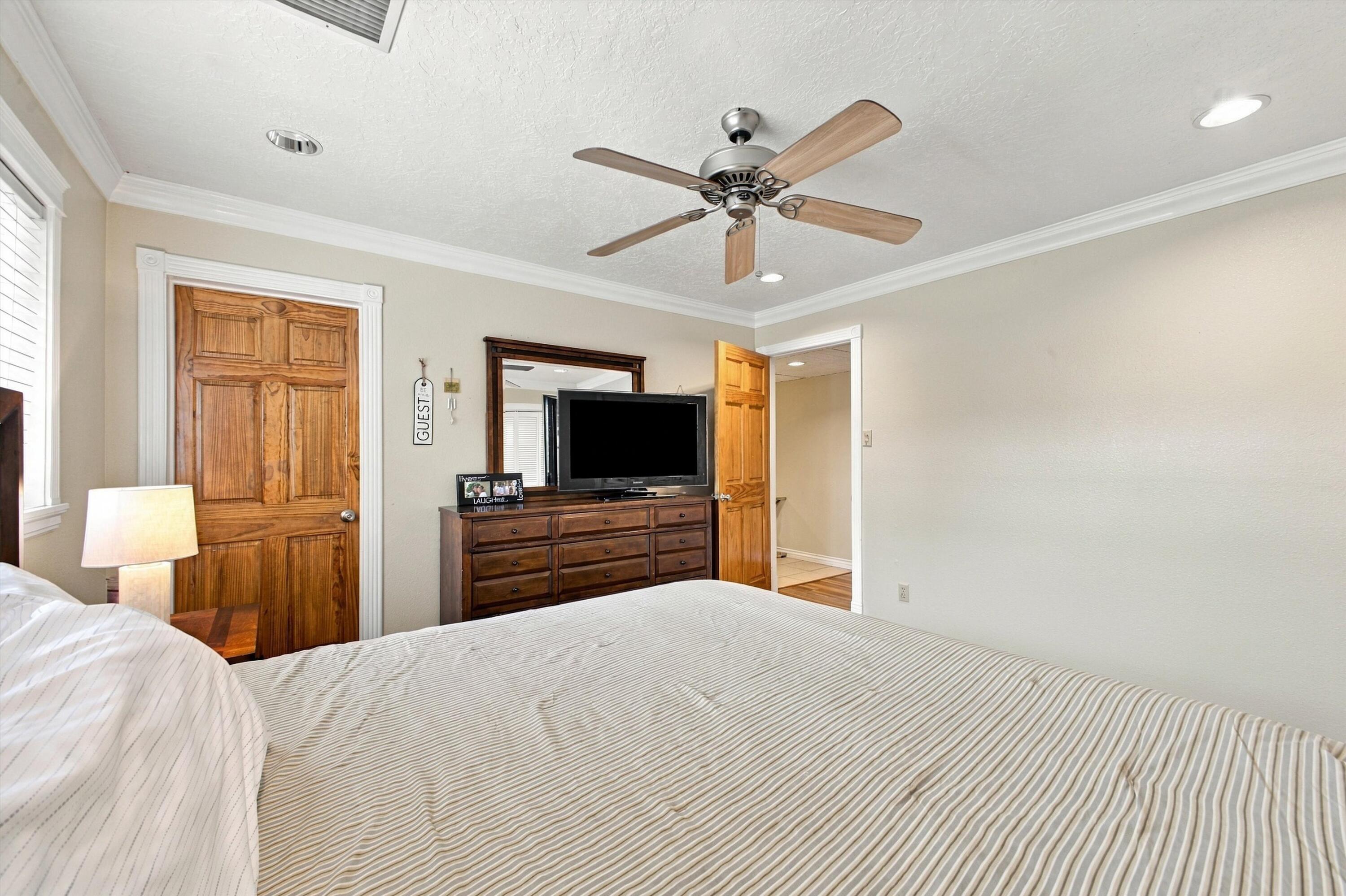 Photo 17 — 4722 Sherwood Street NE