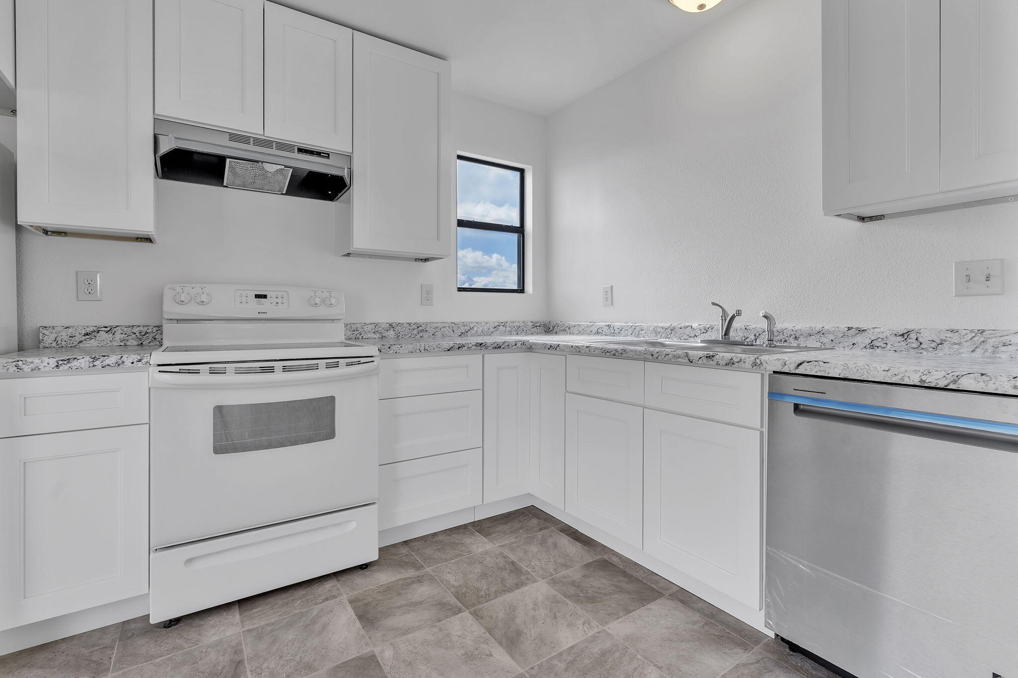 Photo 18 — 372 Pearl Drive NE