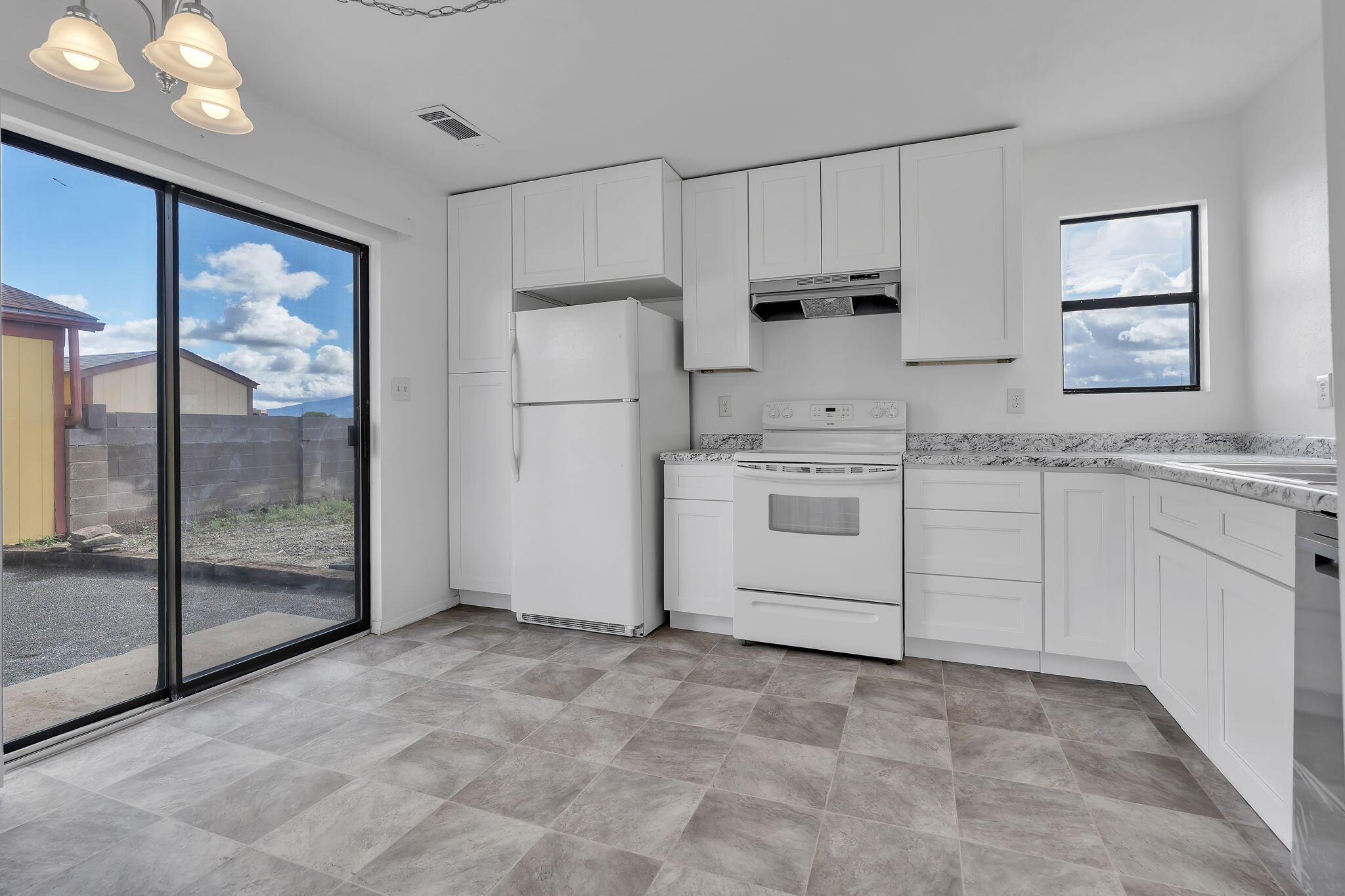 Photo 17 — 372 Pearl Drive NE
