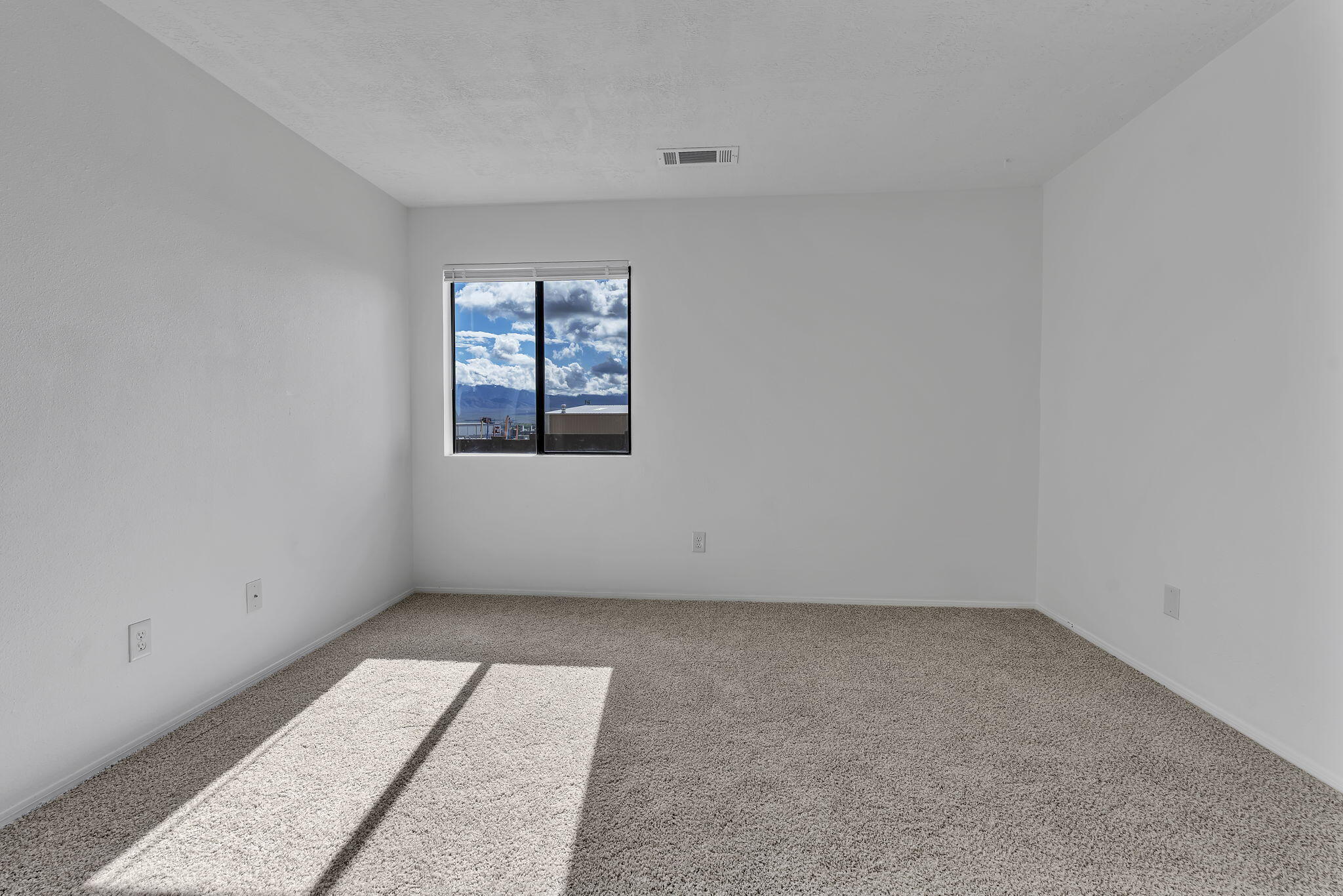 Photo 14 — 372 Pearl Drive NE