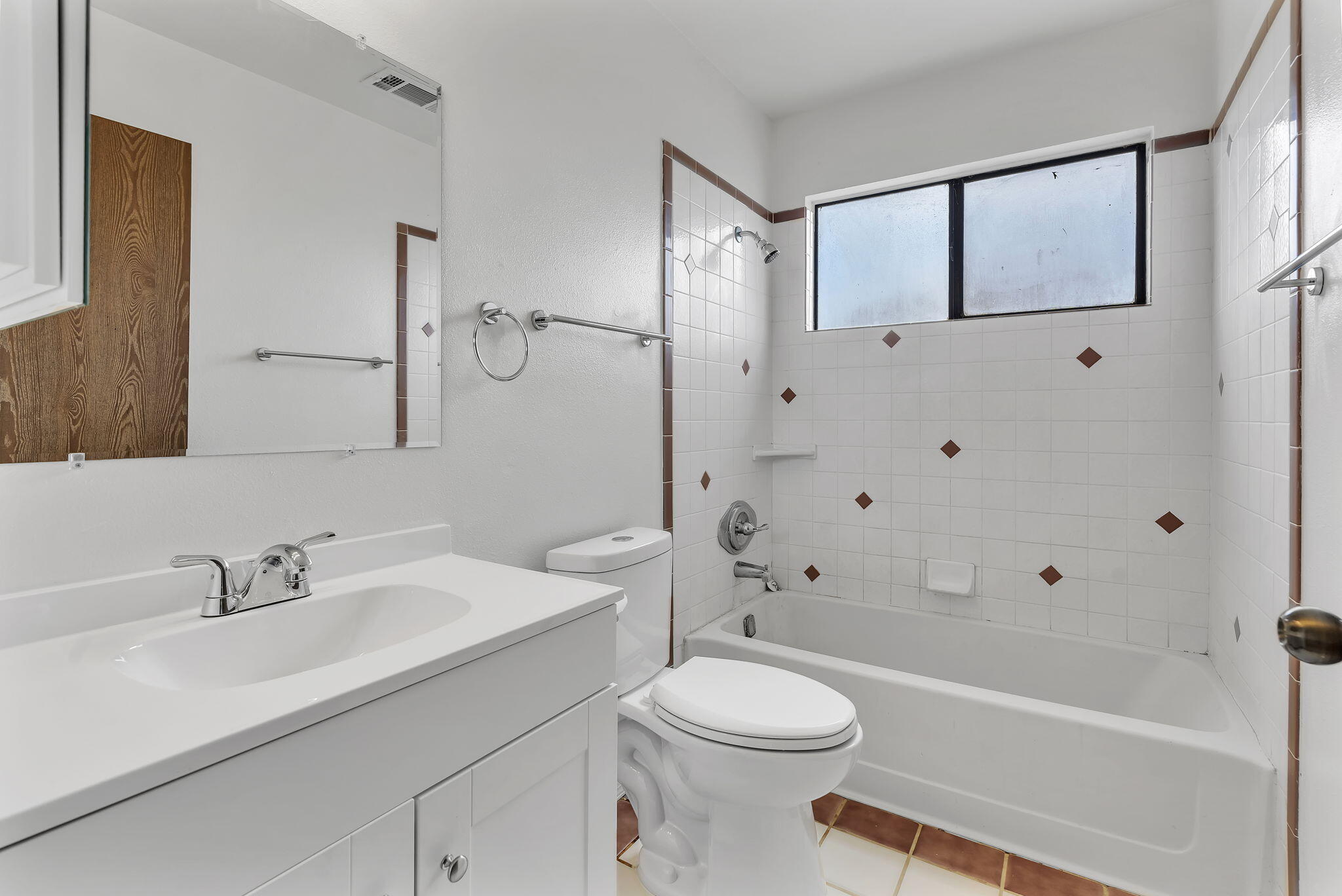 Photo 9 — 372 Pearl Drive NE