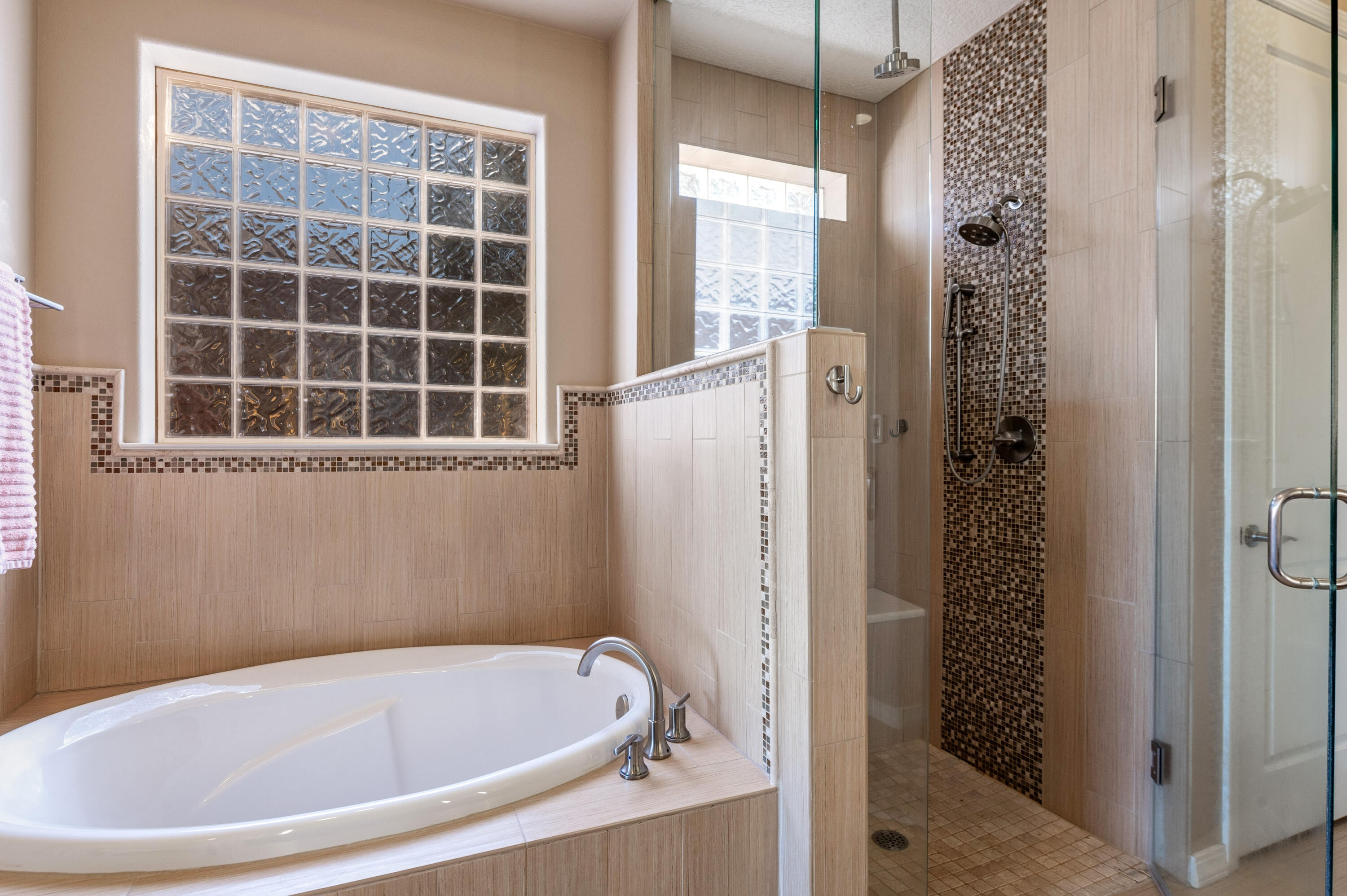 Photo 18 — 910 Jubilee Boulevard SW