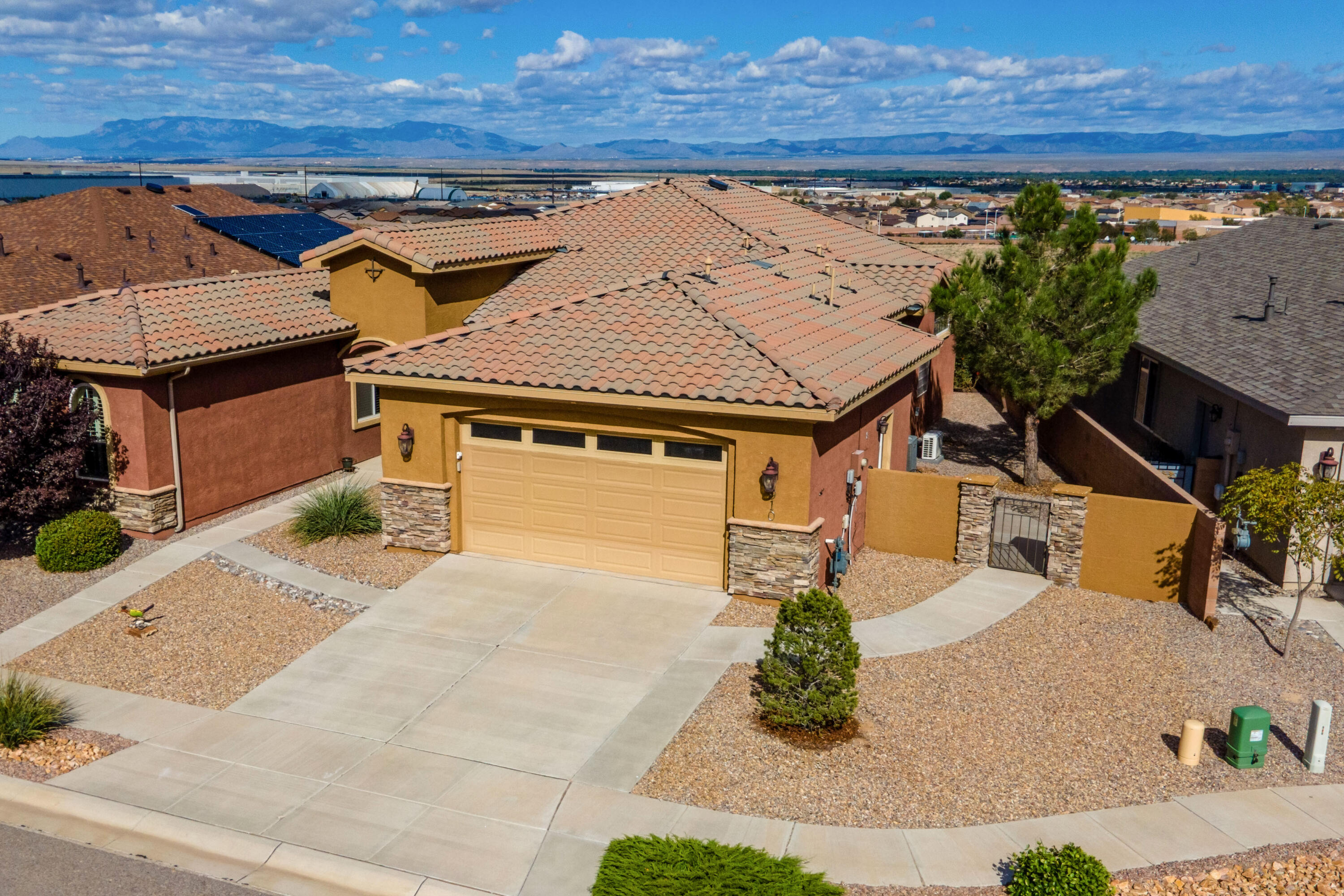 Photo 9 — 910 Jubilee Boulevard SW