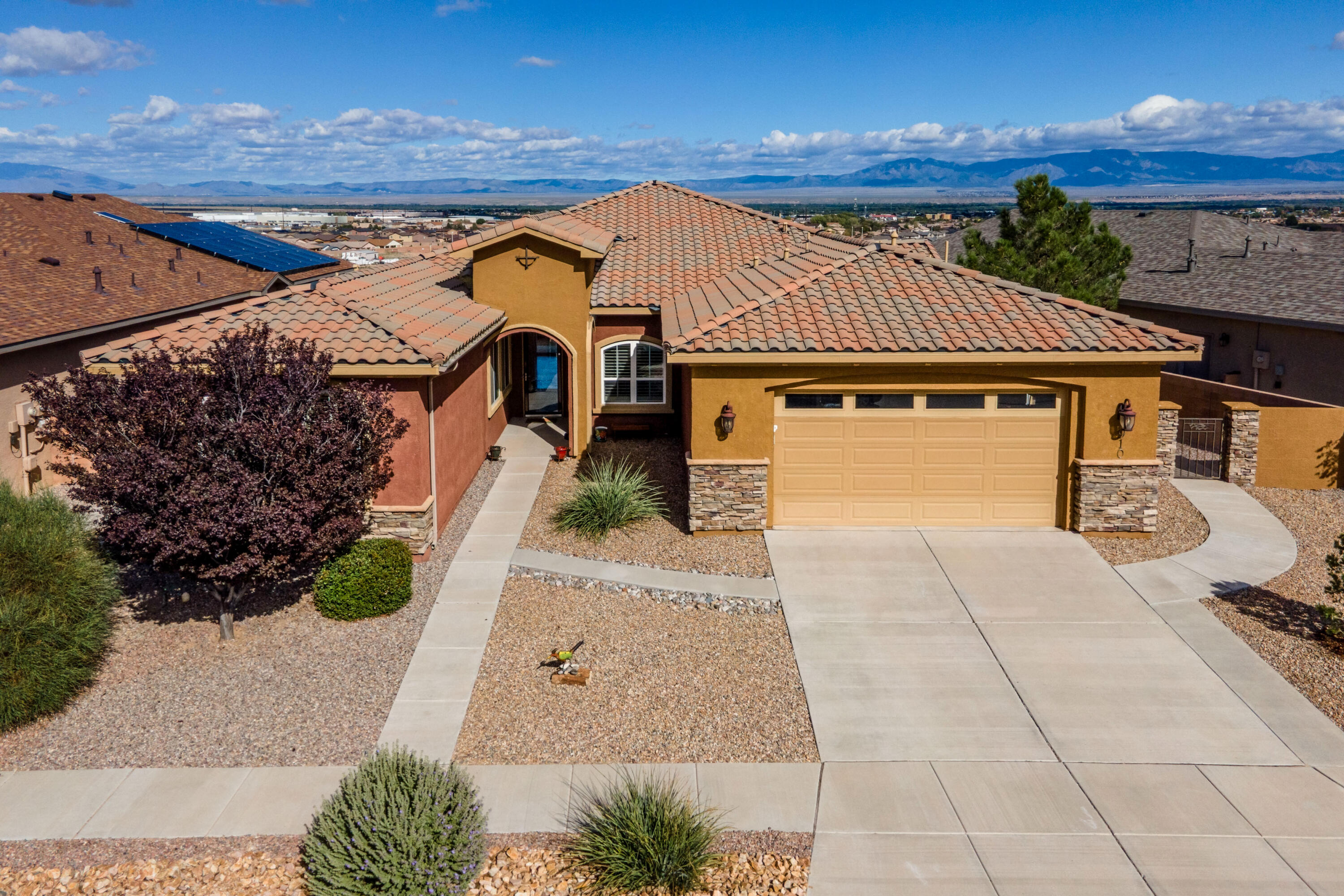 Photo 8 — 910 Jubilee Boulevard SW
