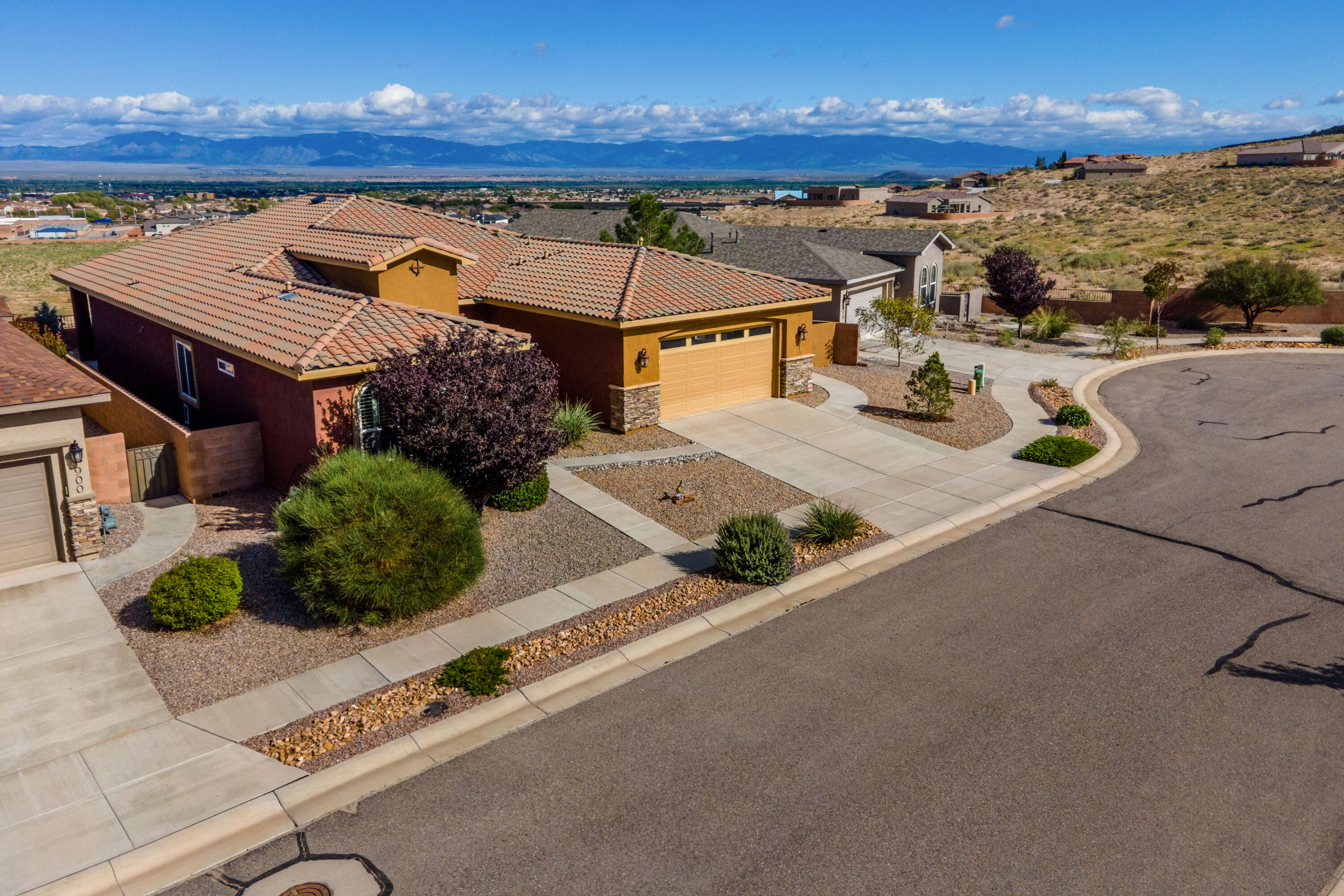 Photo 7 — 910 Jubilee Boulevard SW