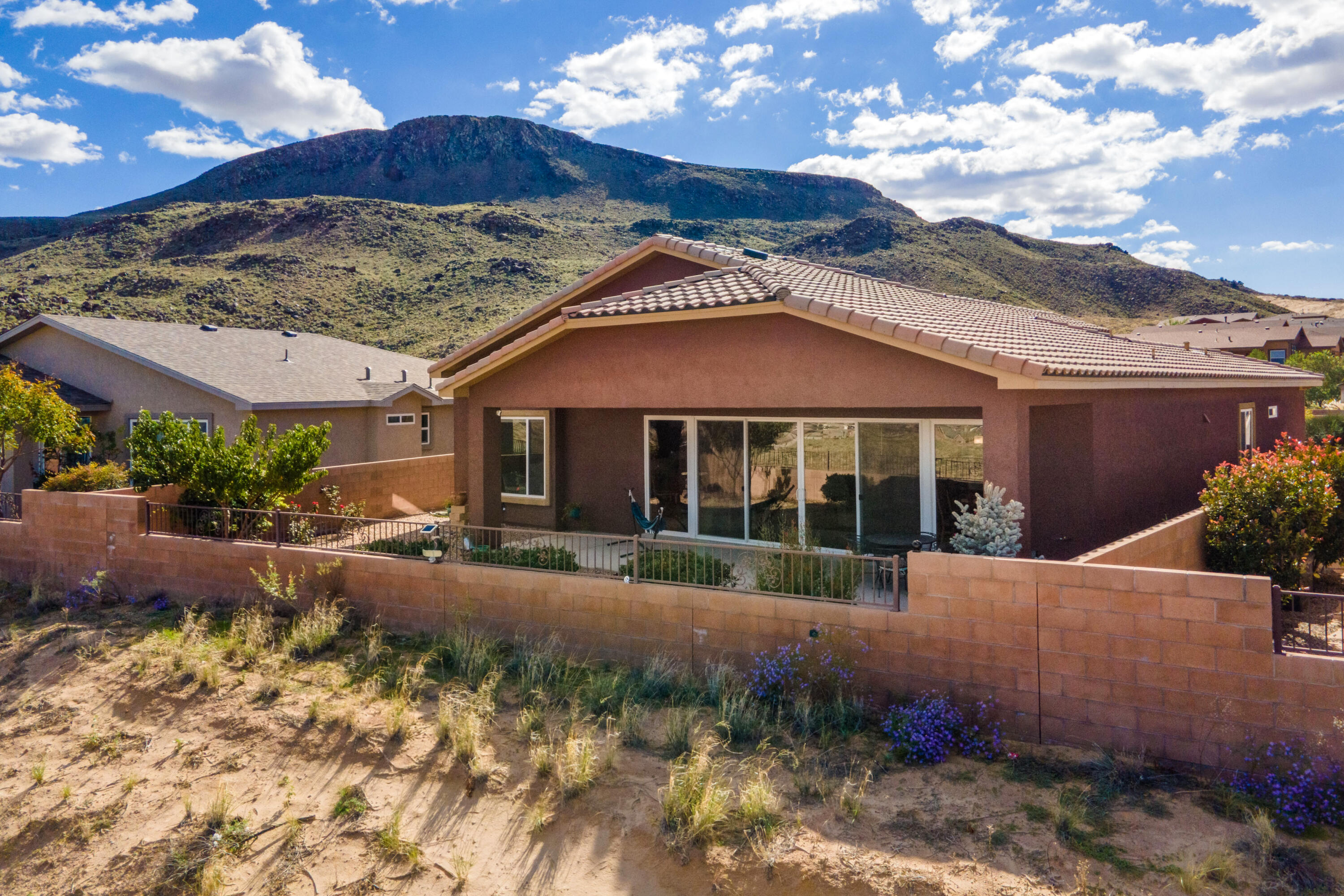 Photo 6 — 910 Jubilee Boulevard SW