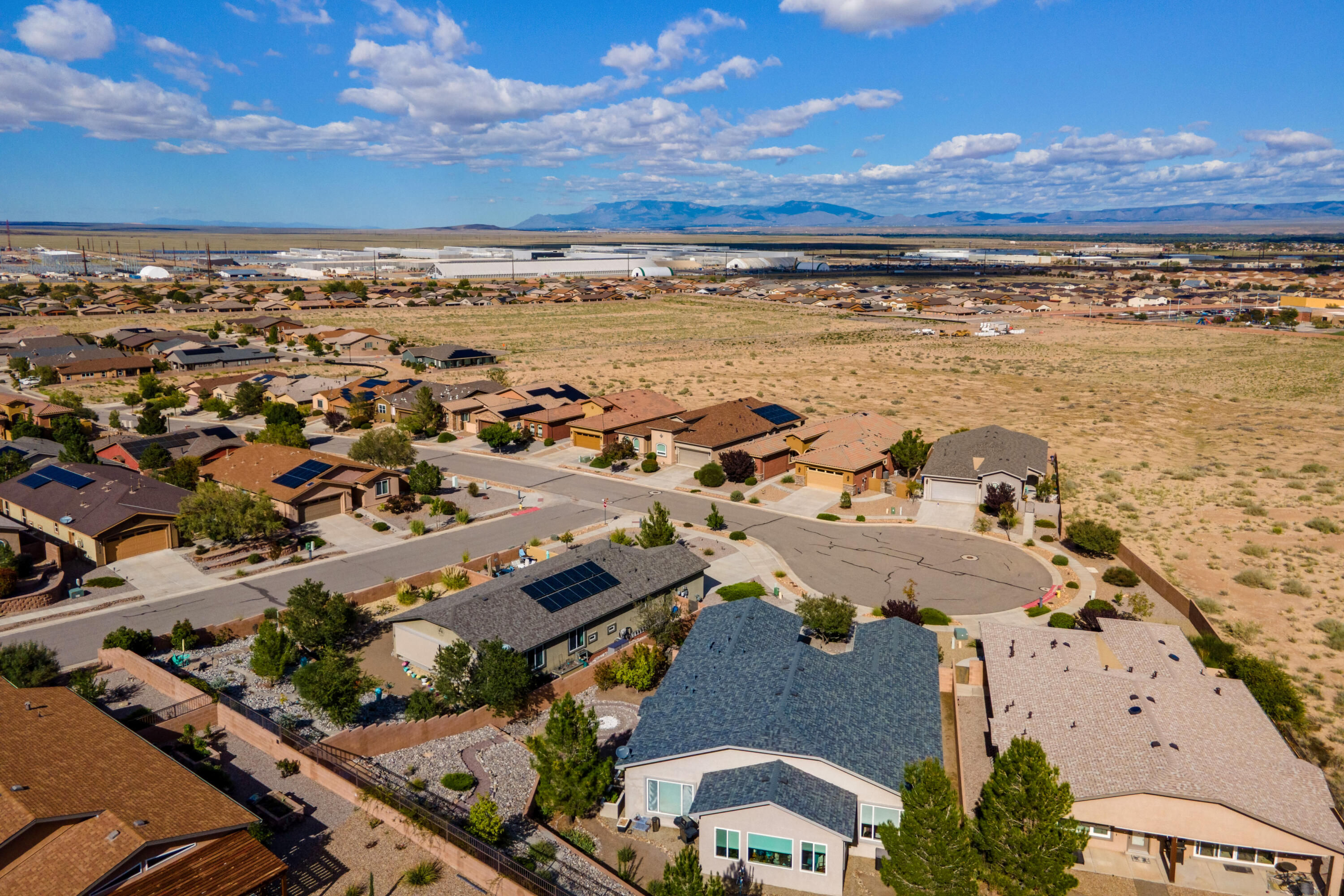 Photo 4 — 910 Jubilee Boulevard SW