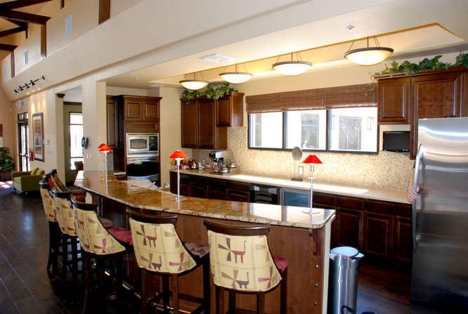 Photo 13 — 910 Jubilee Boulevard SW