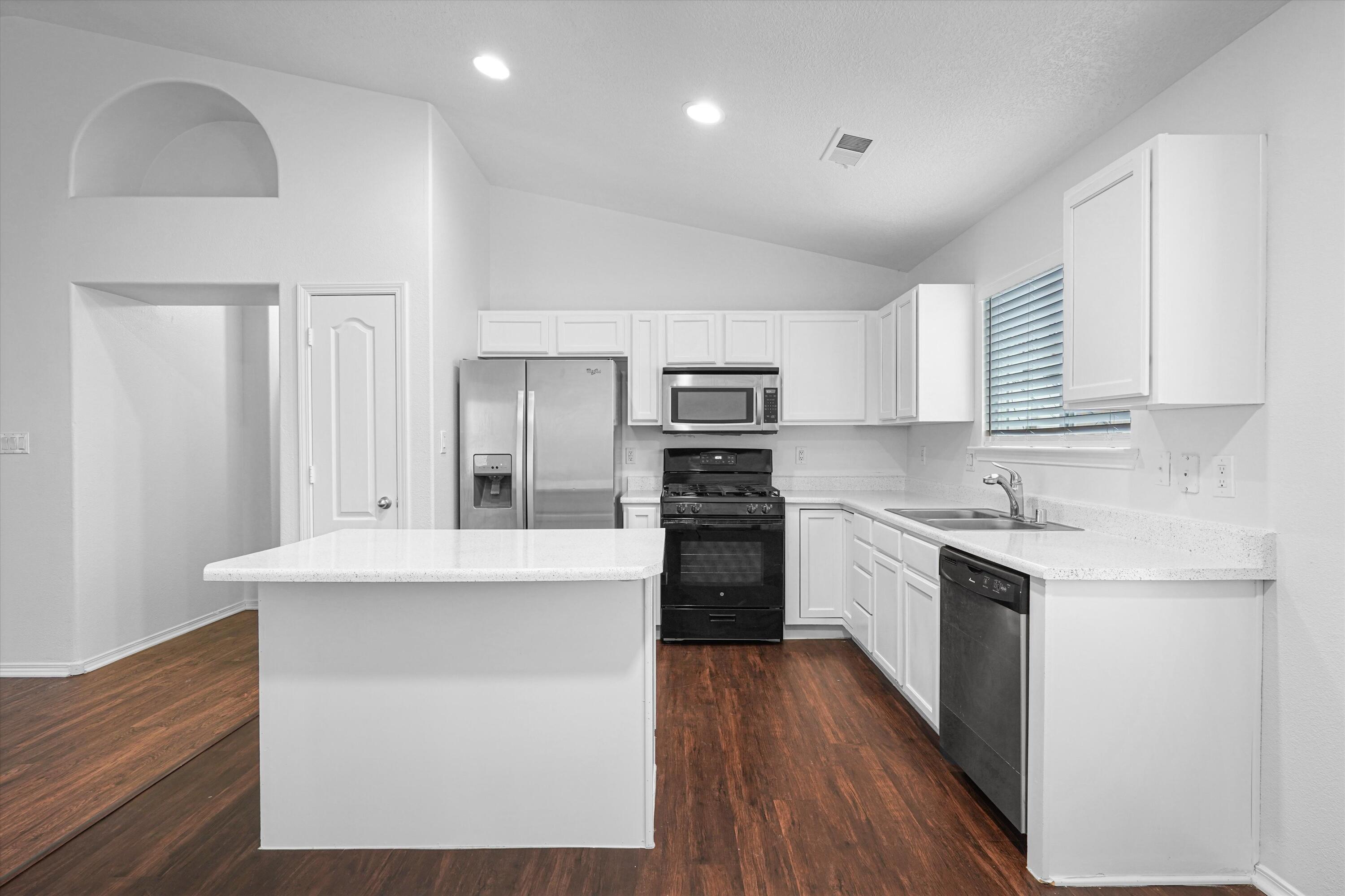 Photo 10 — 7623 Banyon Avenue NW