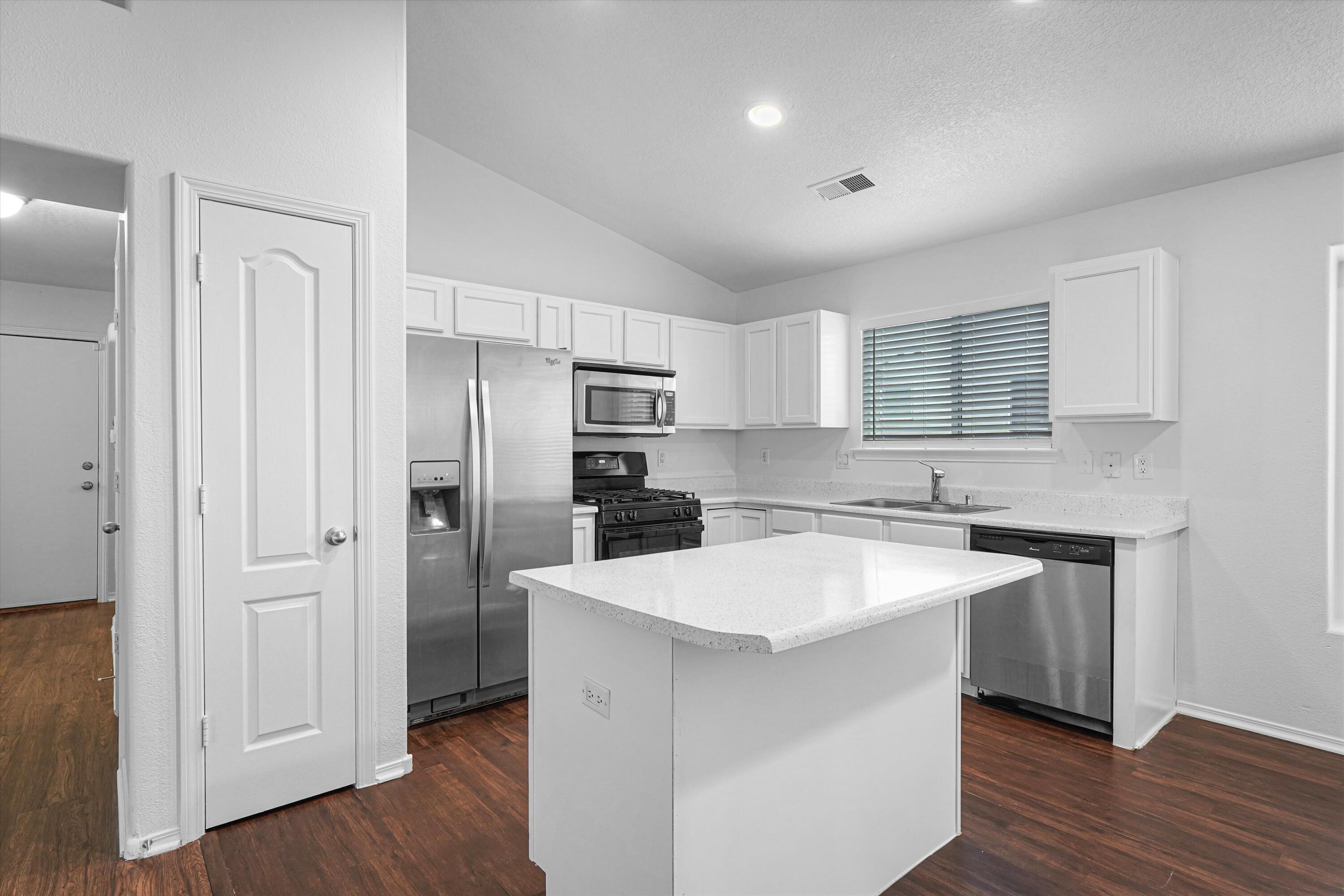 Photo 11 — 7623 Banyon Avenue NW