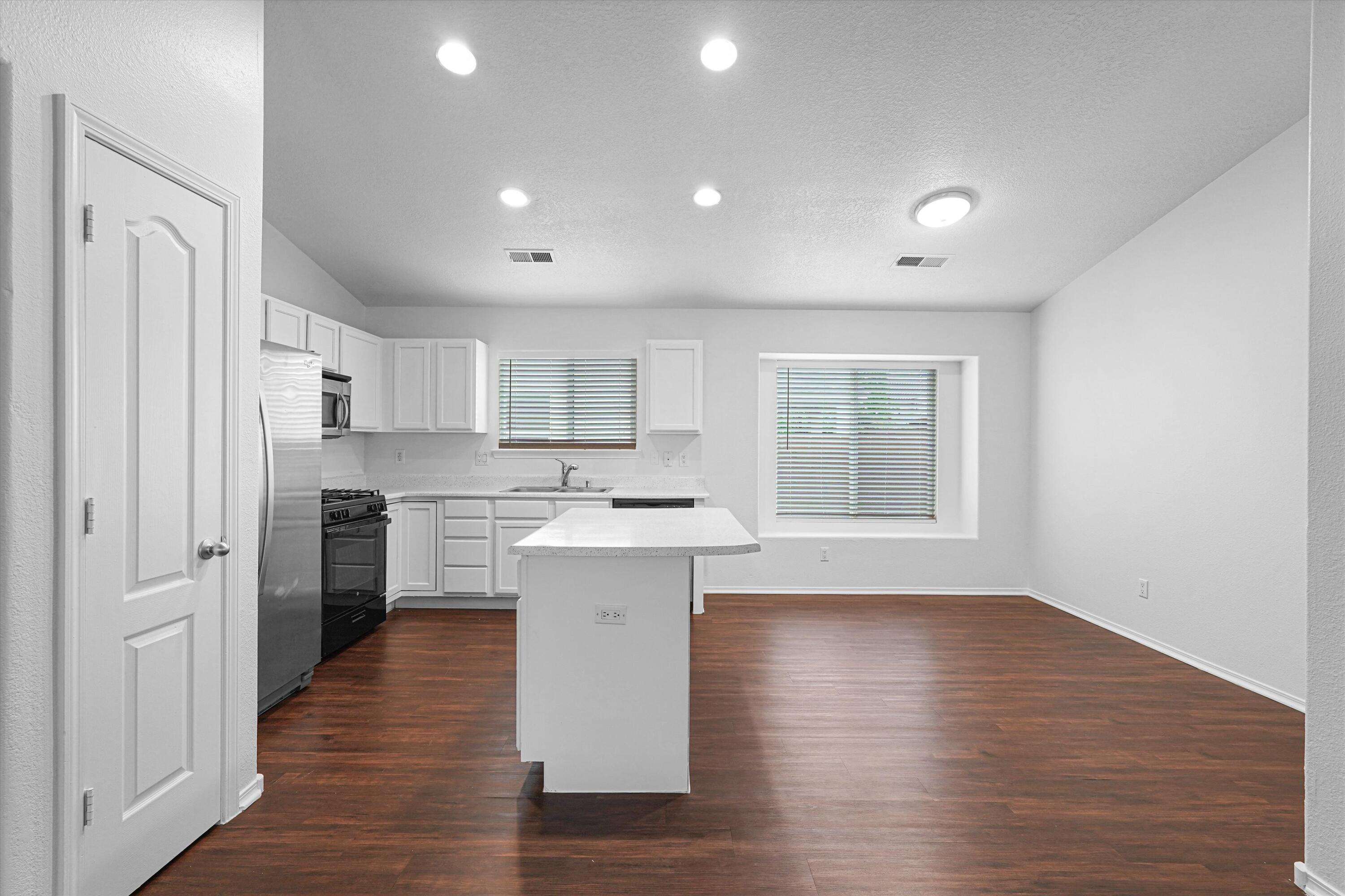 Photo 7 — 7623 Banyon Avenue NW