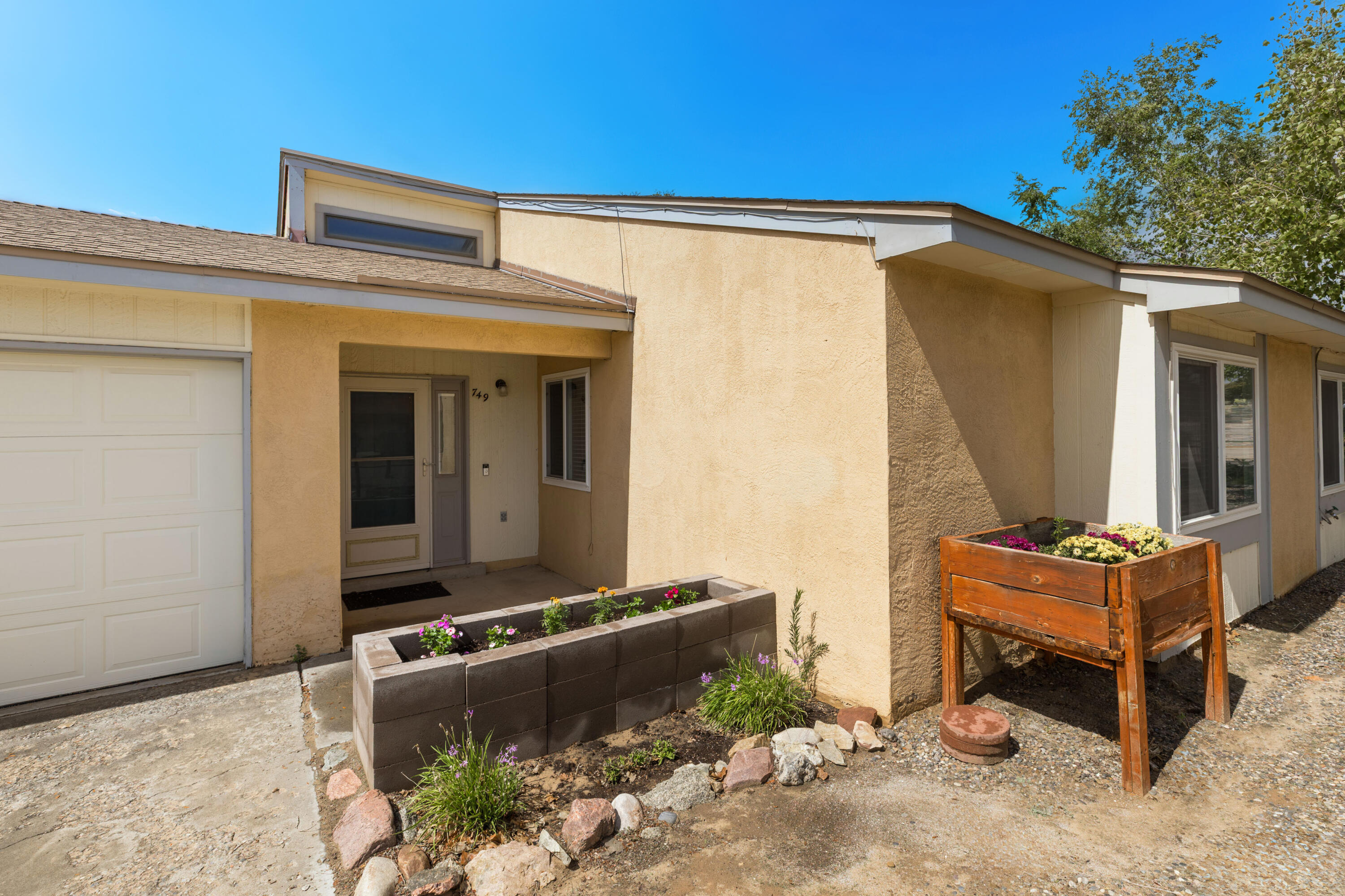 Photo 4 — 749 Littler Drive SE
