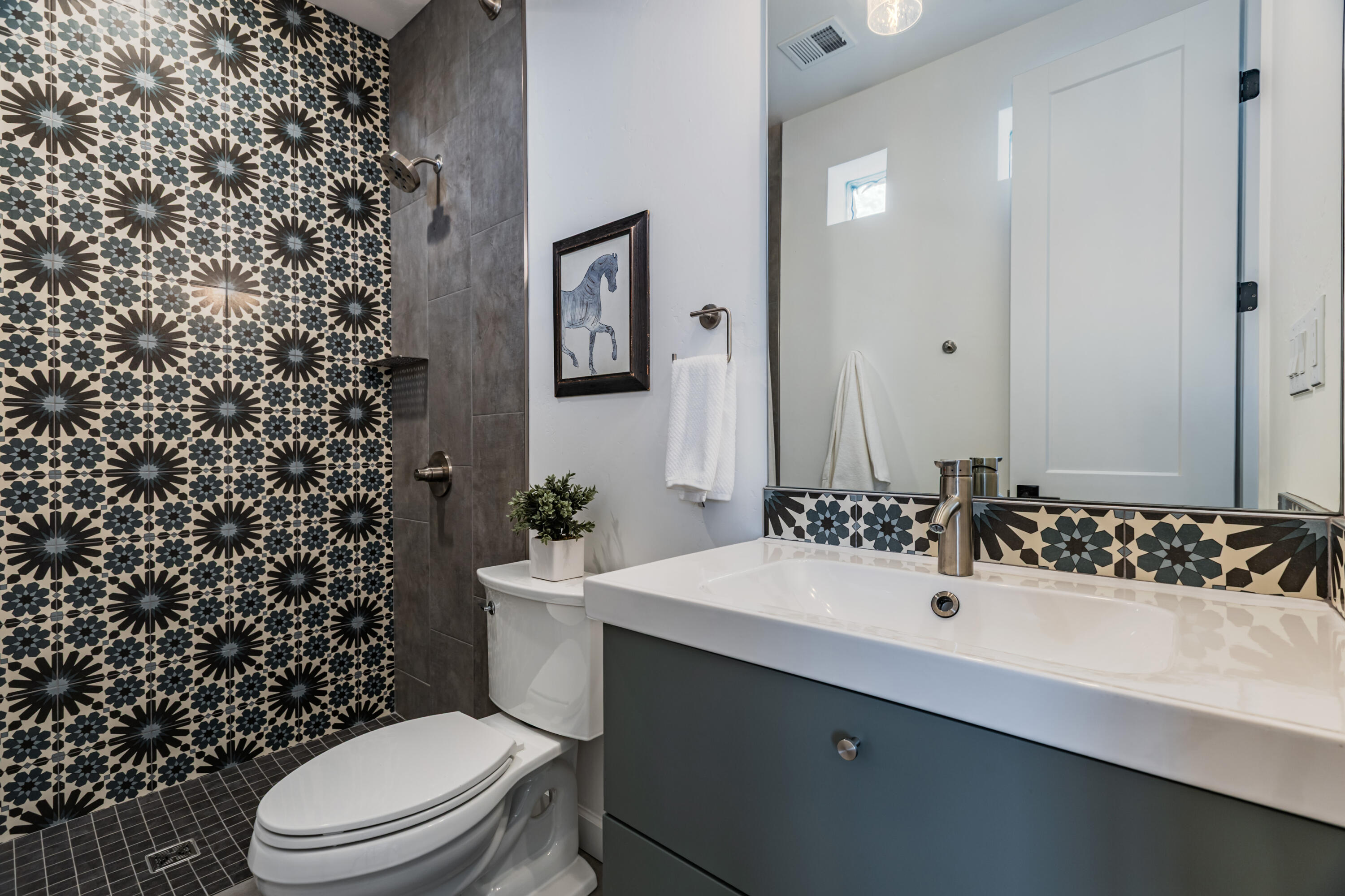 Photo 13 — 7021 Beverly Hills Avenue NE