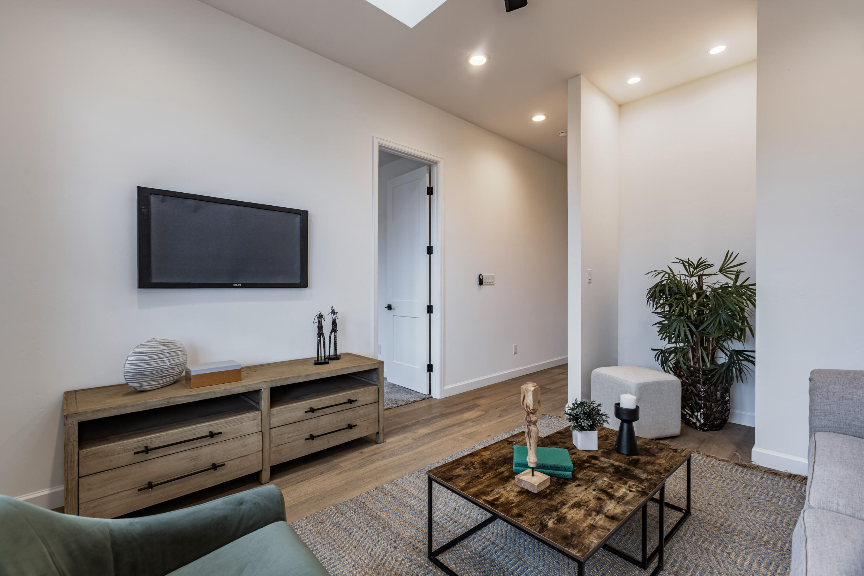 Photo 11 — 7021 Beverly Hills Avenue NE