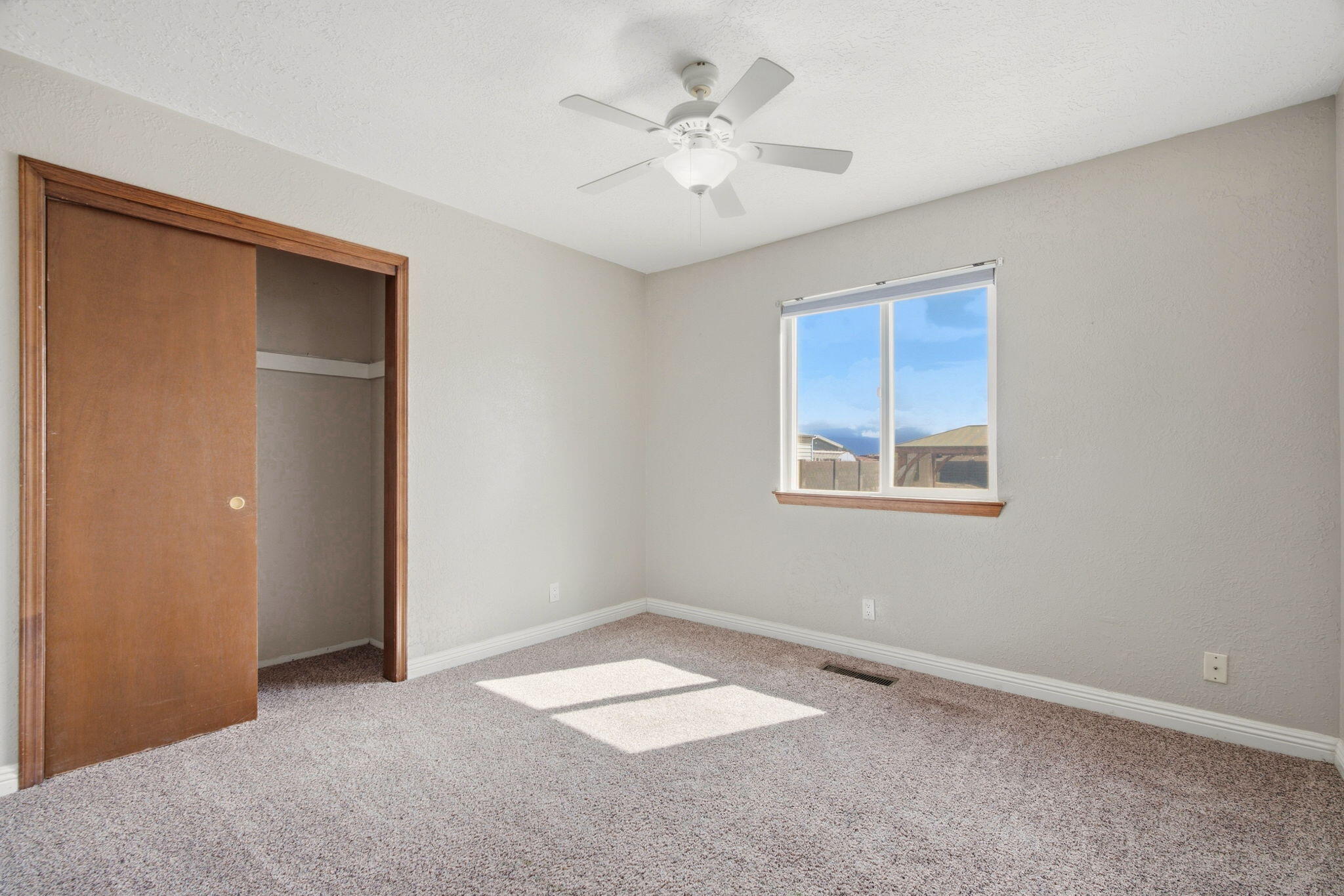Photo 16 — 120 Itasca Road SE