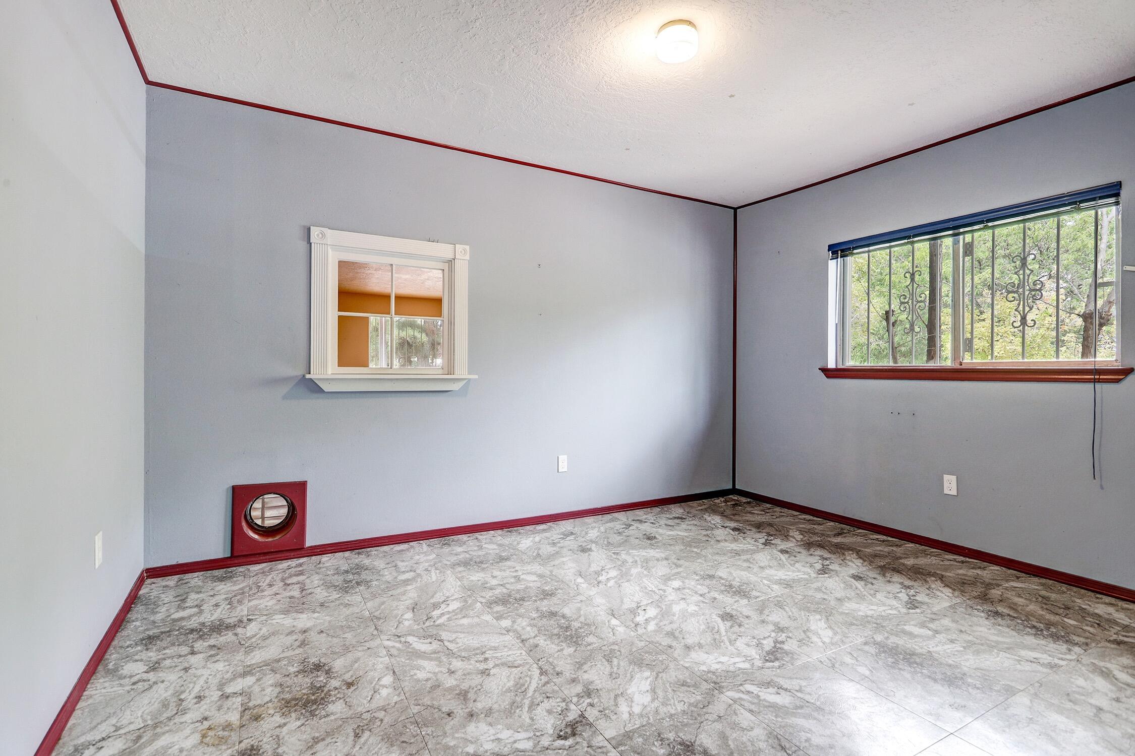 Photo 14 — 300 Aliso Drive SE