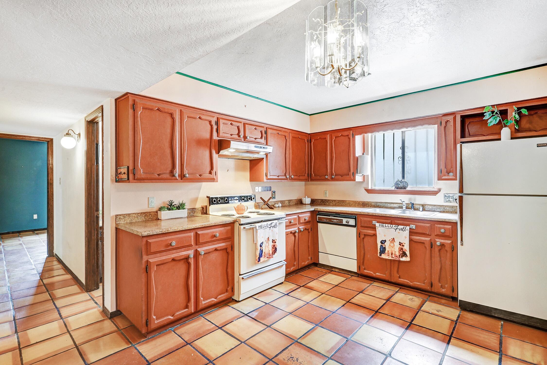 Photo 19 — 300 Aliso Drive SE