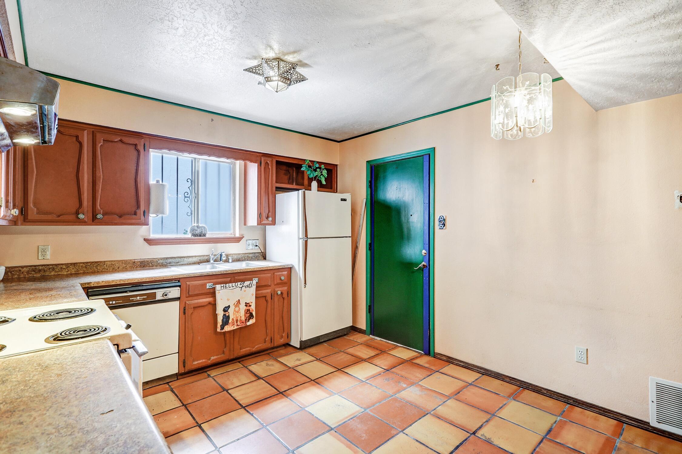 Photo 18 — 300 Aliso Drive SE