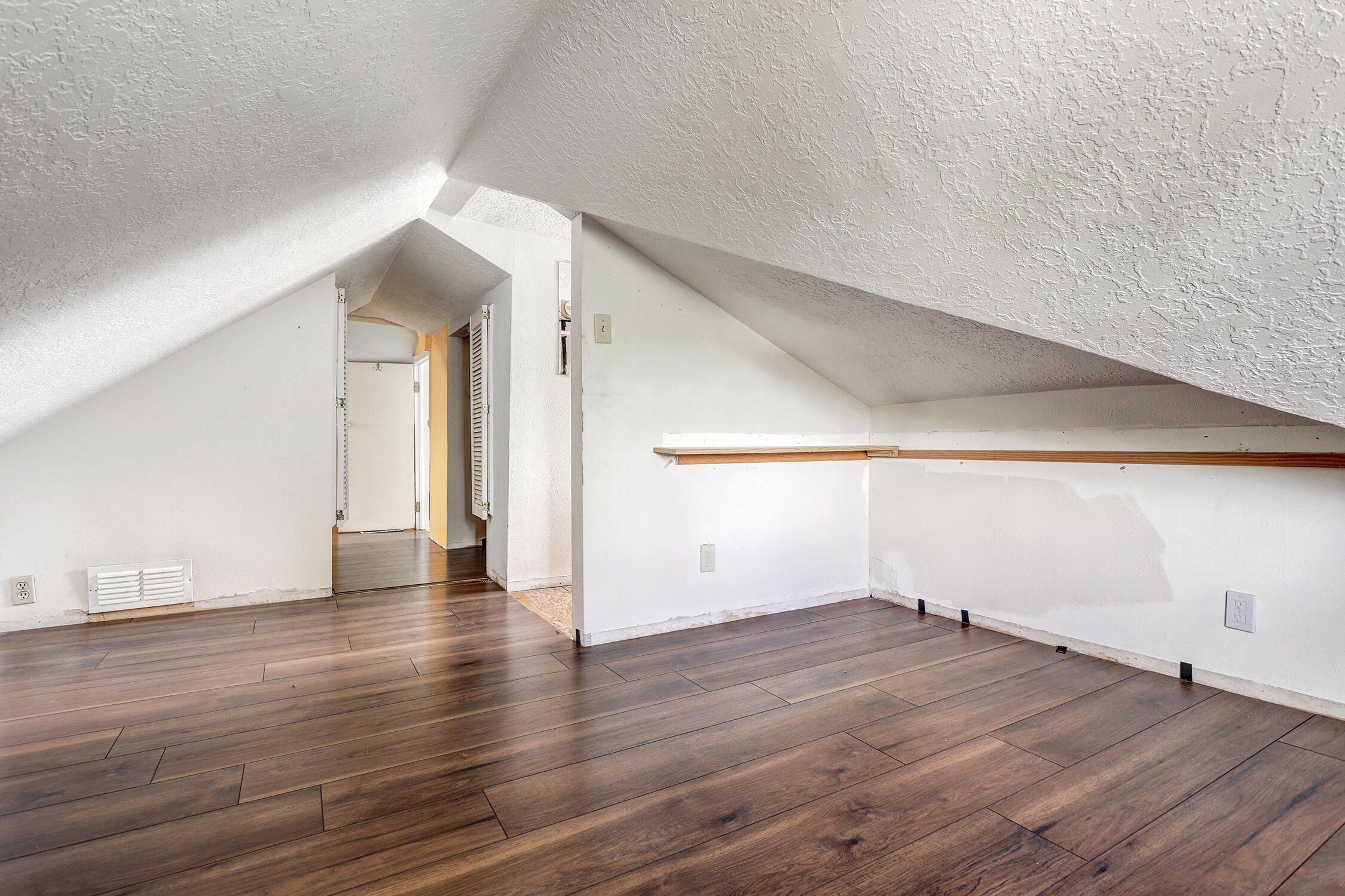 Photo 14 — 615 Edith Boulevard SE