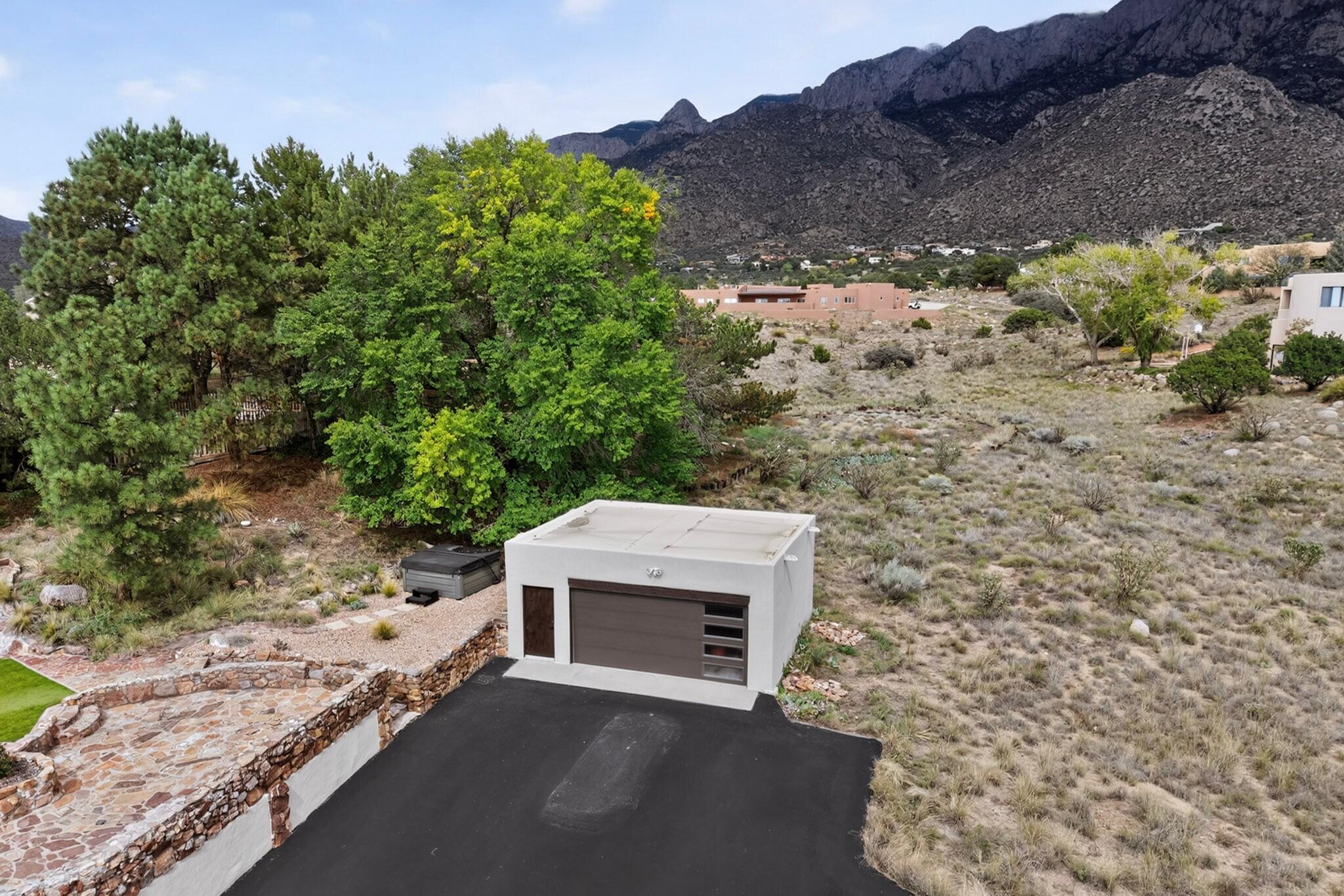 Photo 2 — 655 Roadrunner Lane NE