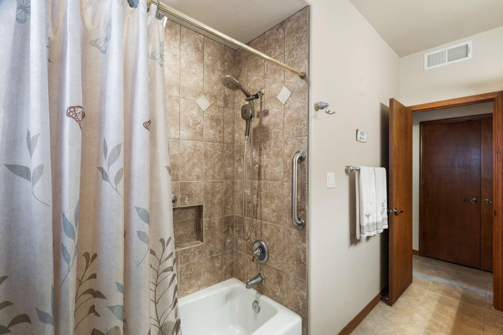 Photo 6 — 7420 Blue Holly Court NE