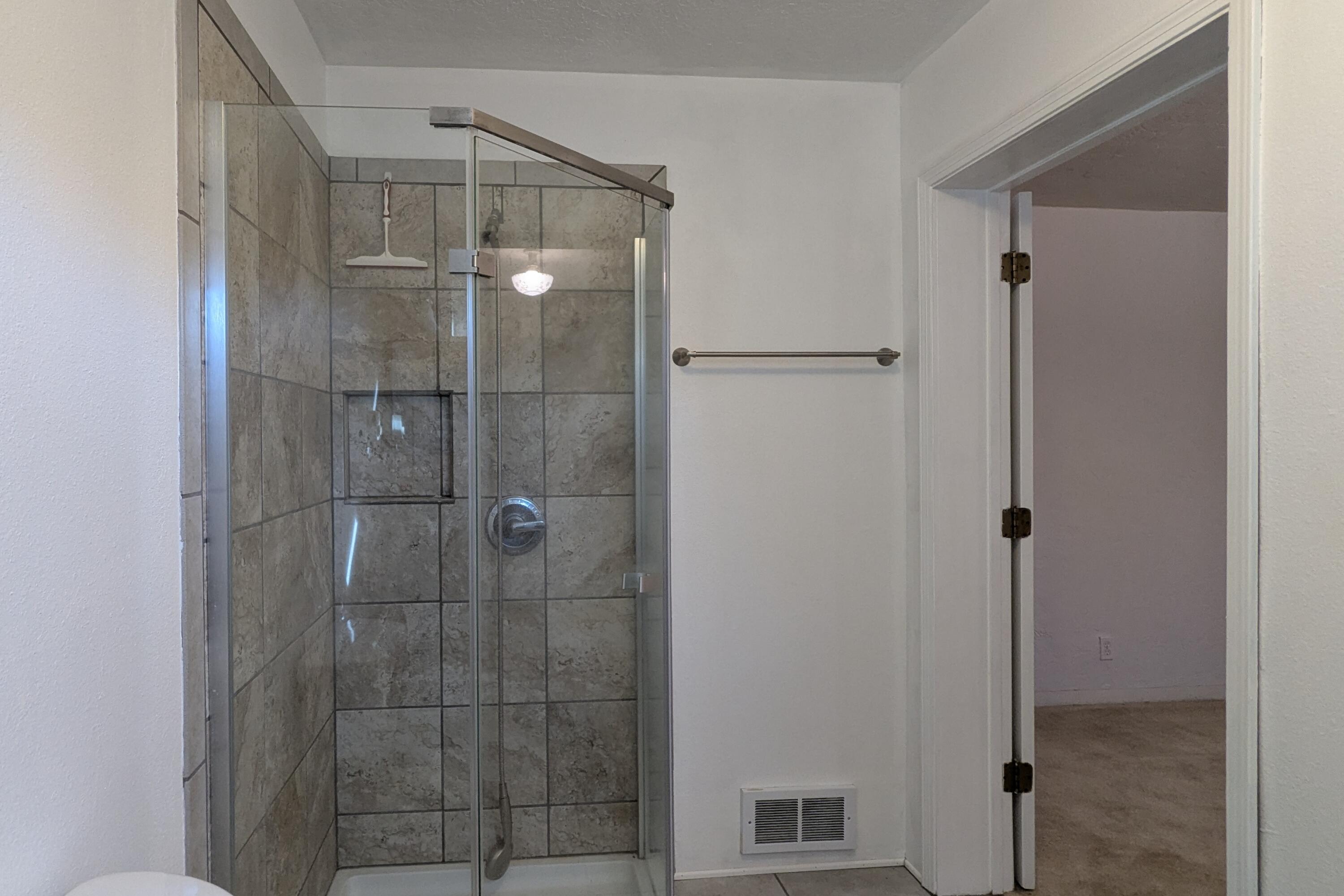Photo 7 — 804 Wellesley Drive NE