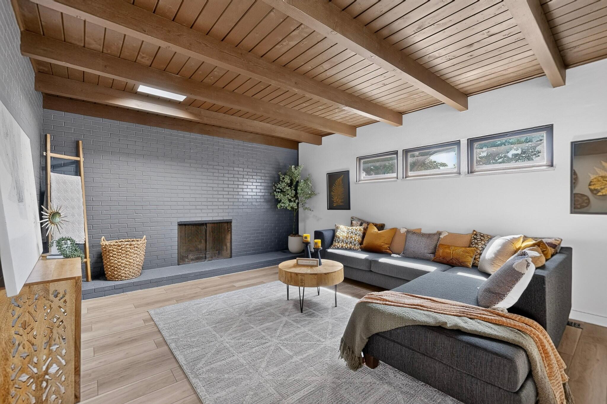 Photo 18 — 8413 Aztec Road NE