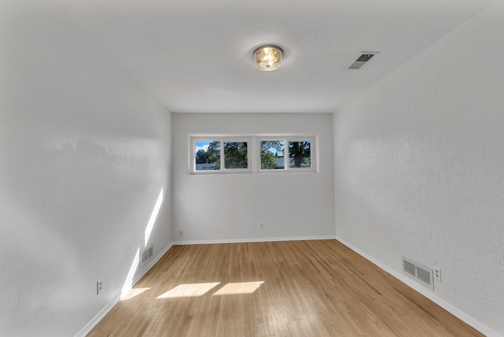 Photo 18 — 3101 Carolina Street NE