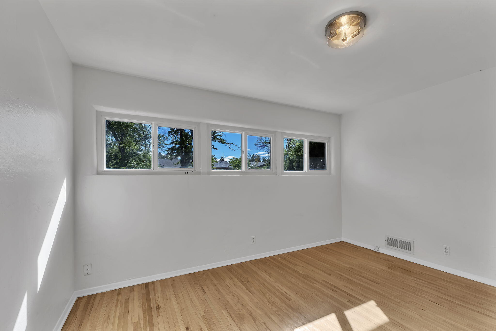 Photo 15 — 3101 Carolina Street NE