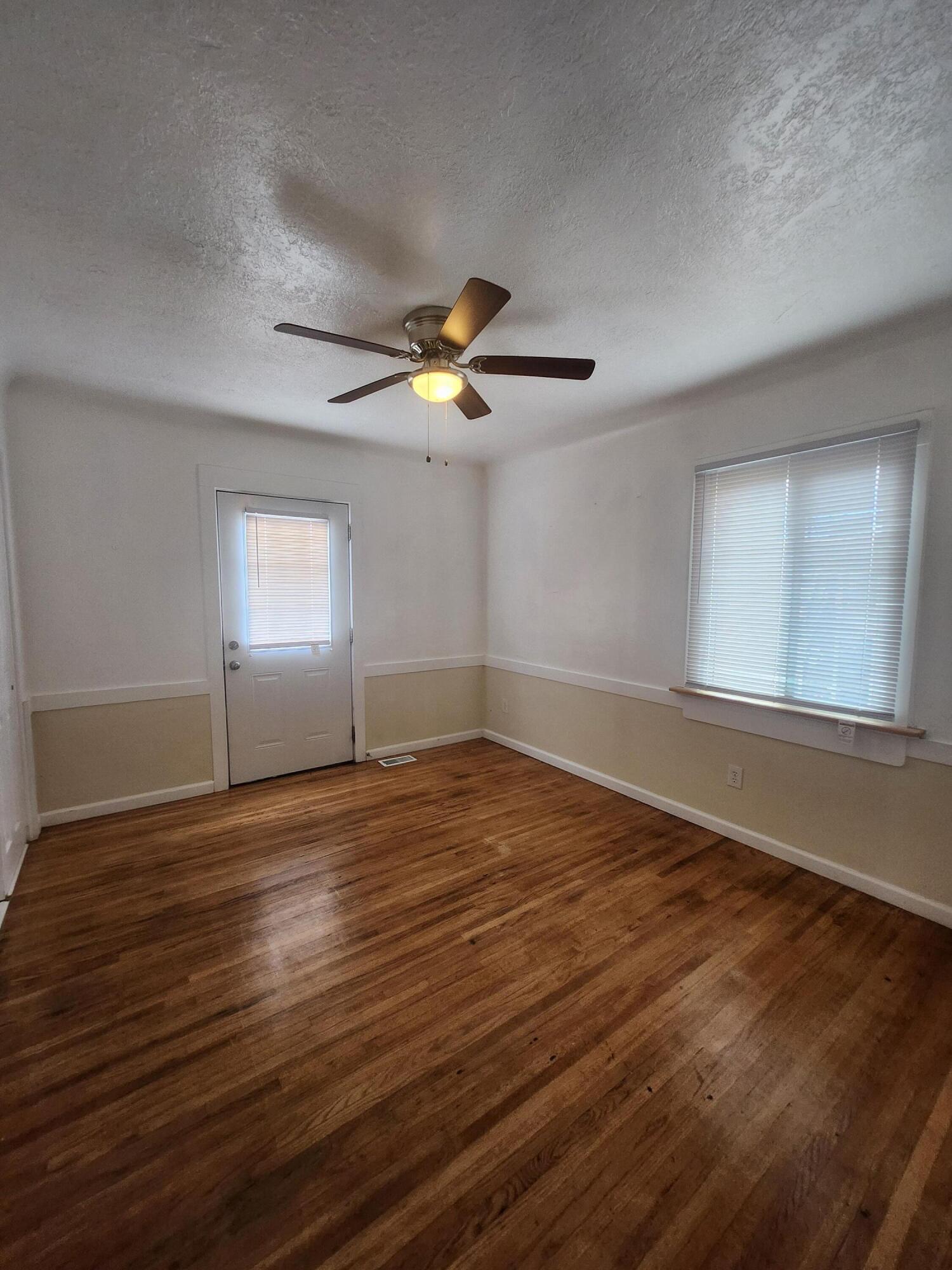 Photo 5 — 8110 Roma Avenue NE