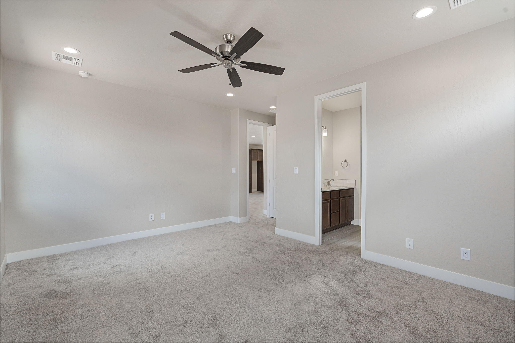 Photo 10 — 6960 Sydney Drive NE