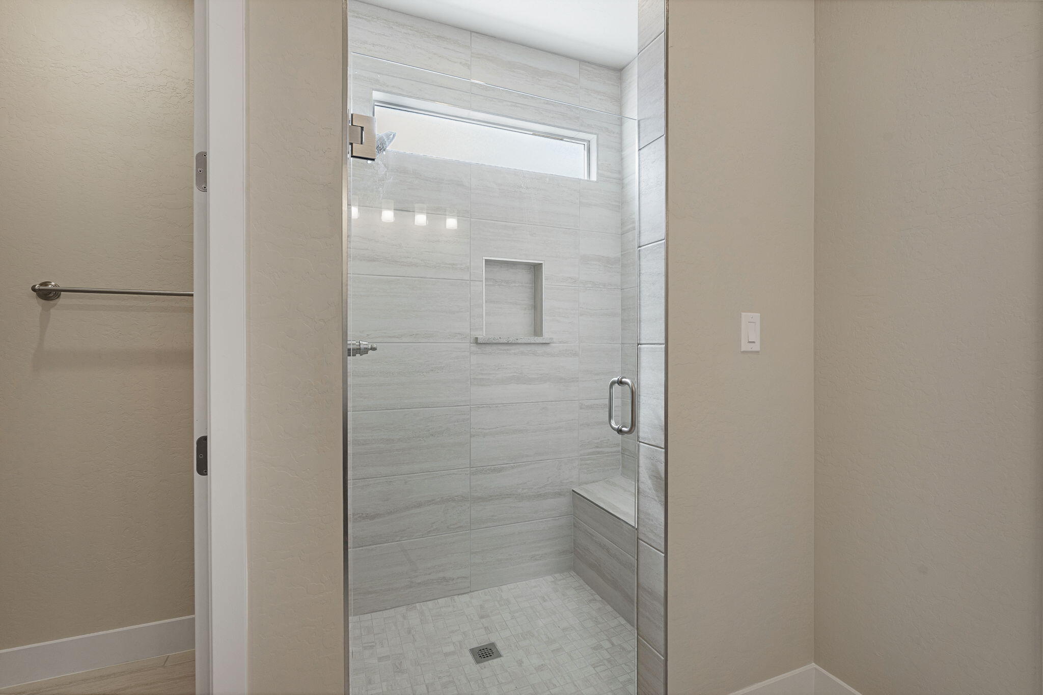 Photo 7 — 6960 Sydney Drive NE