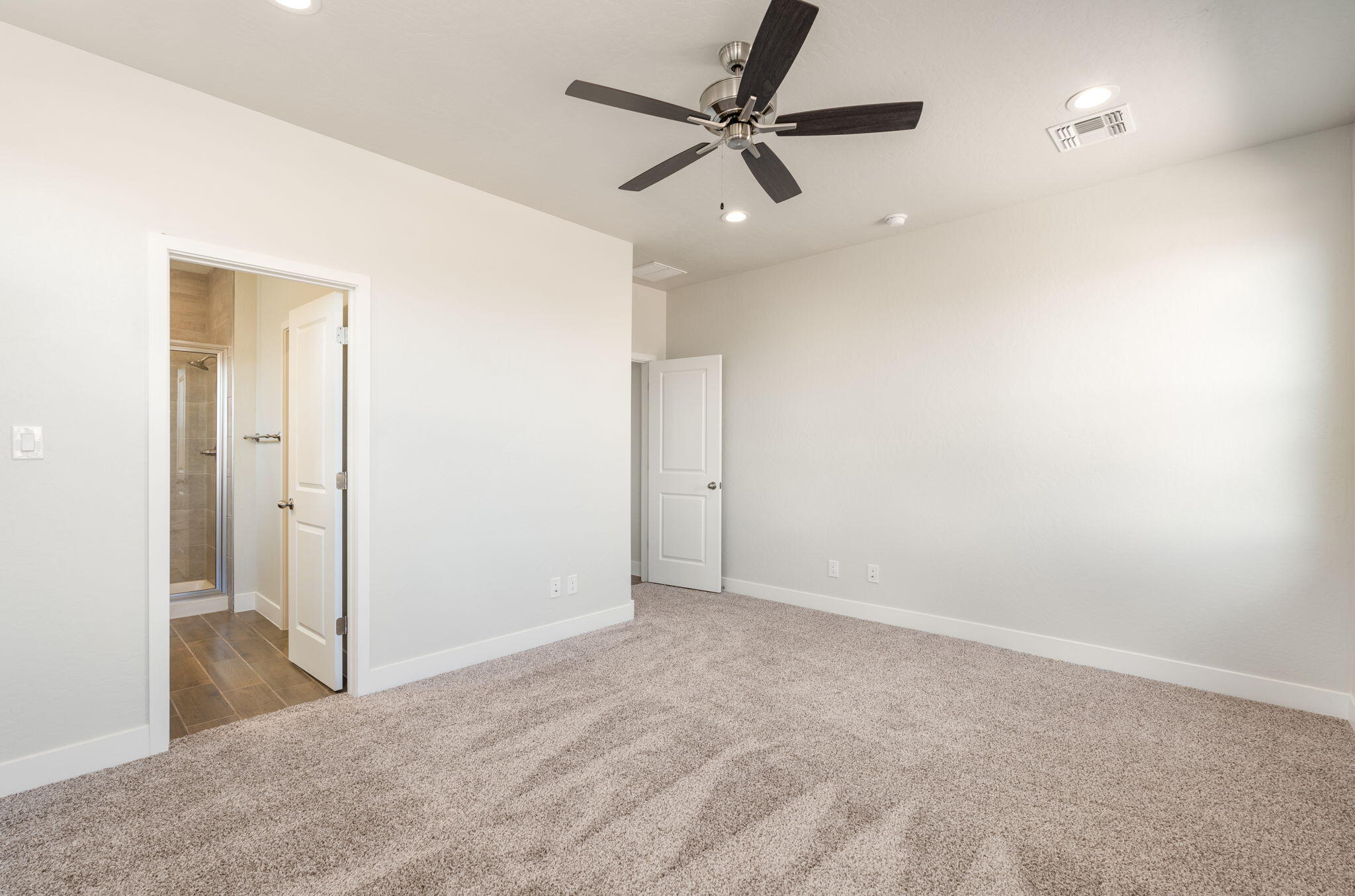 Photo 16 — 6932 Sydney Drive NE
