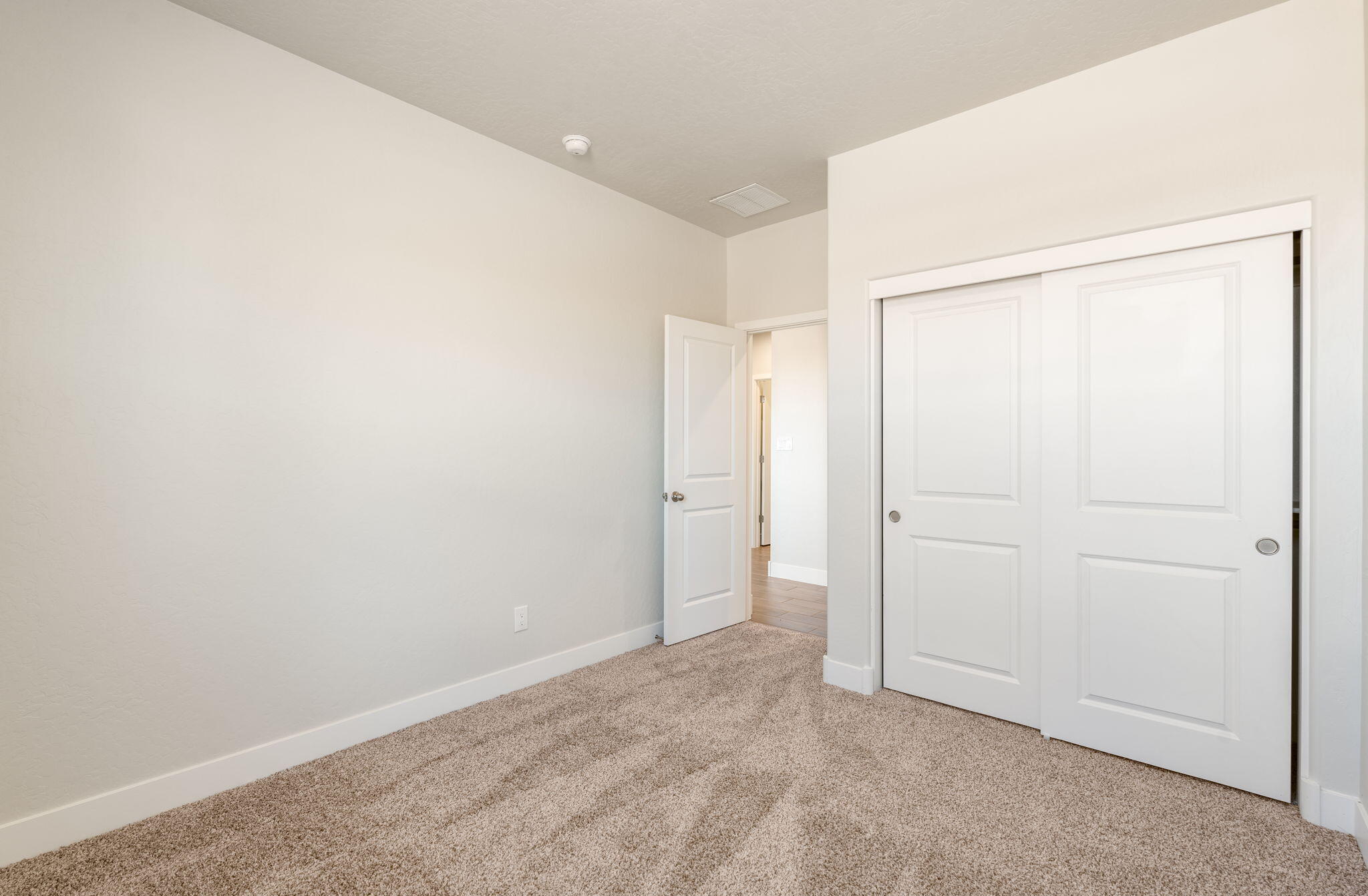 Photo 10 — 6932 Sydney Drive NE