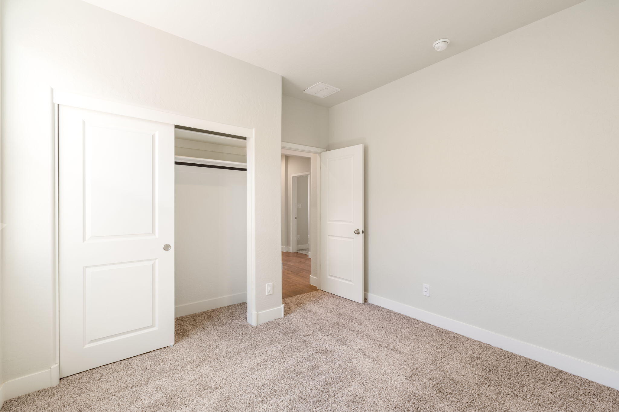 Photo 8 — 6932 Sydney Drive NE