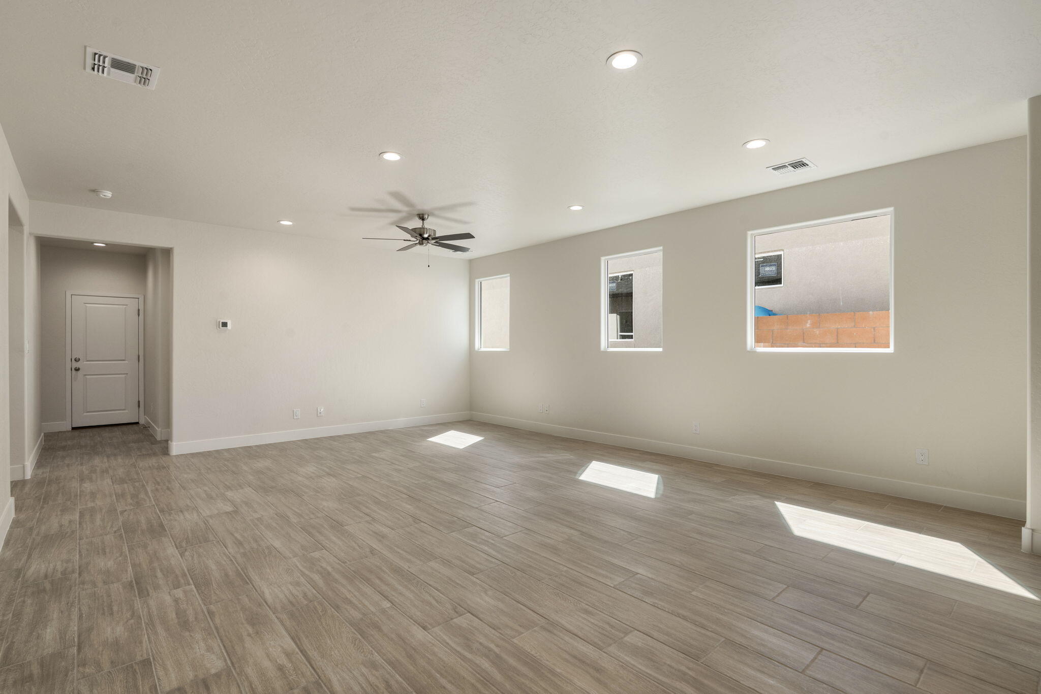Photo 9 — 6952 Sydney Drive NE