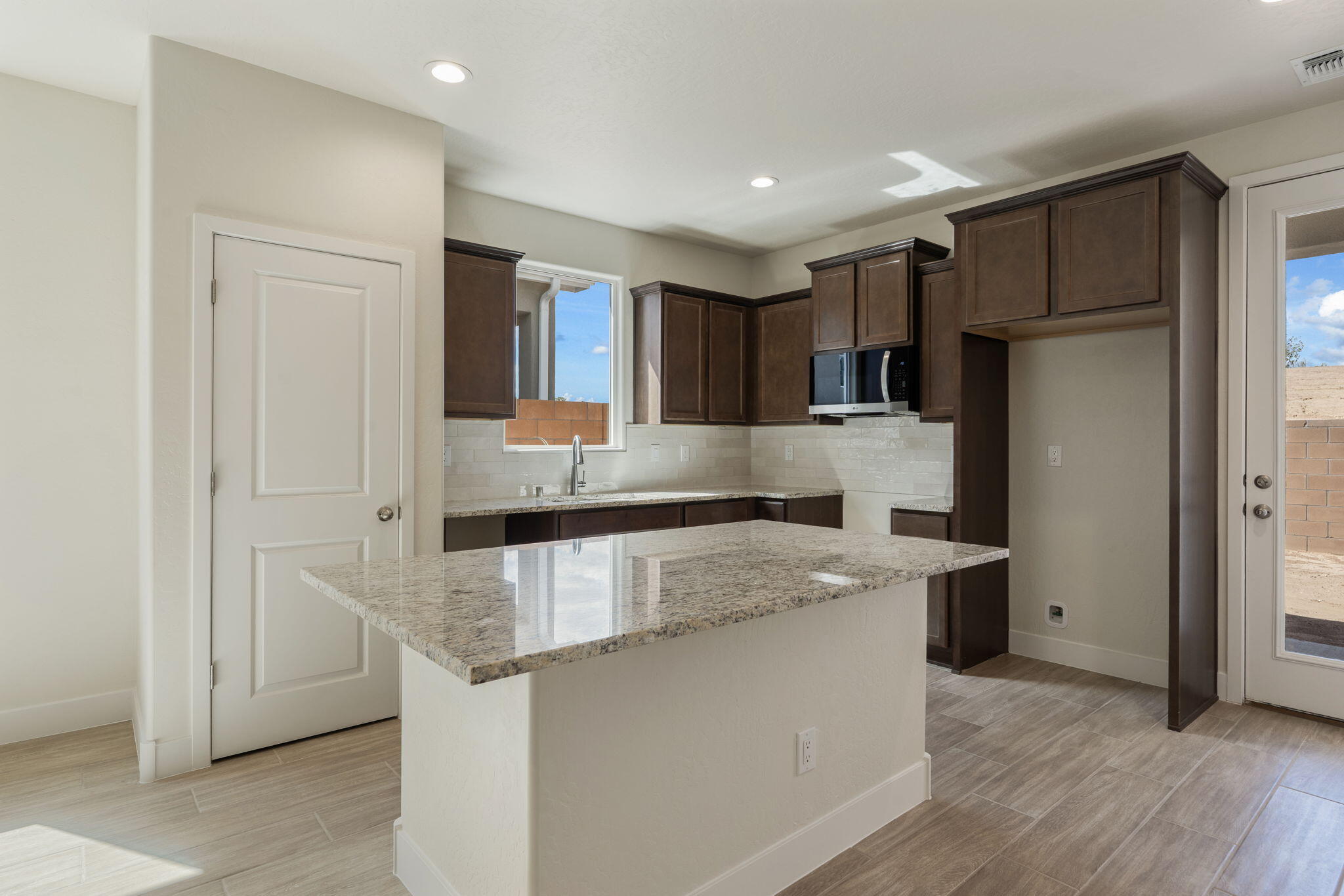 Photo 10 — 6952 Sydney Drive NE