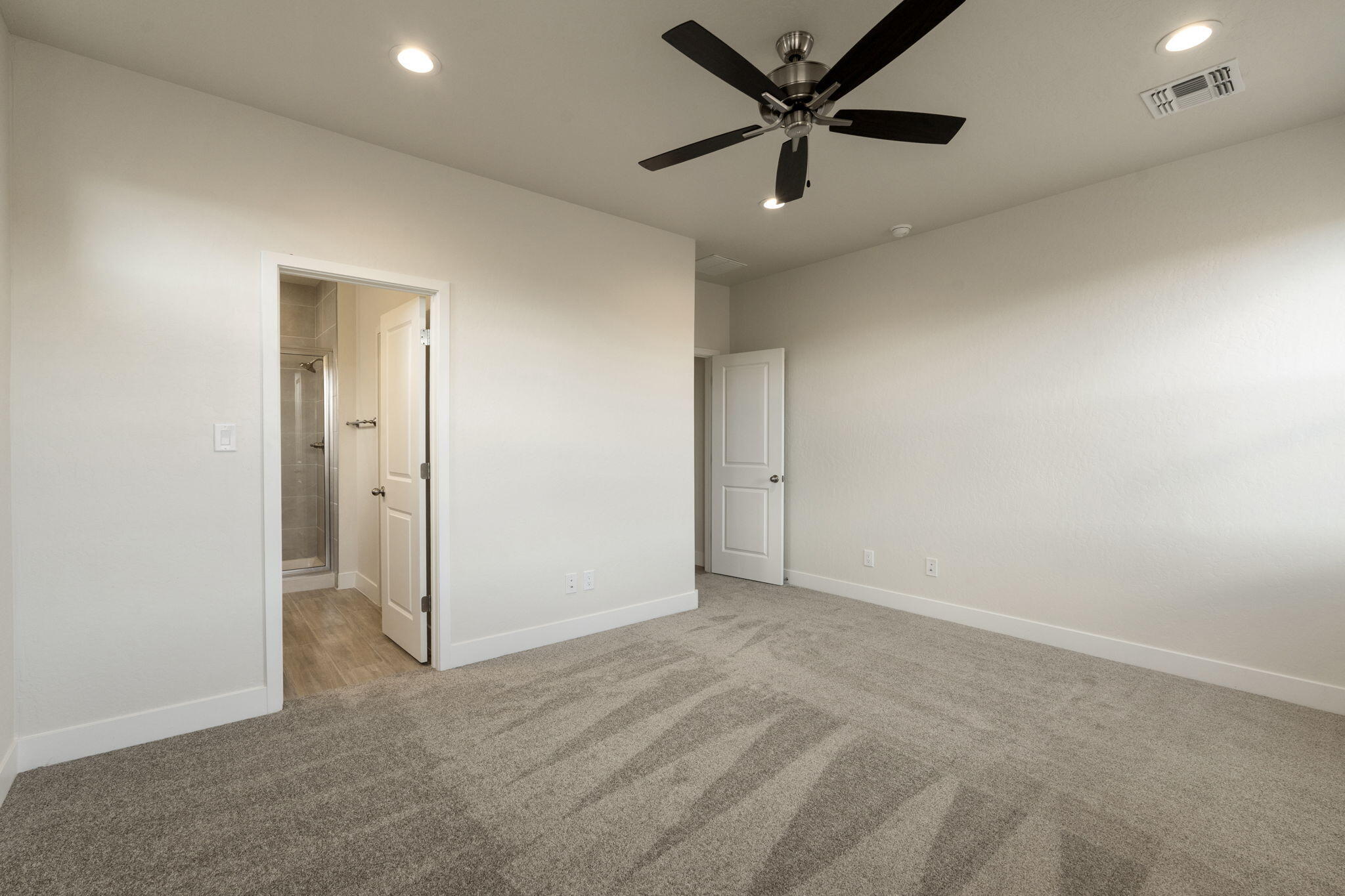 Photo 16 — 6952 Sydney Drive NE