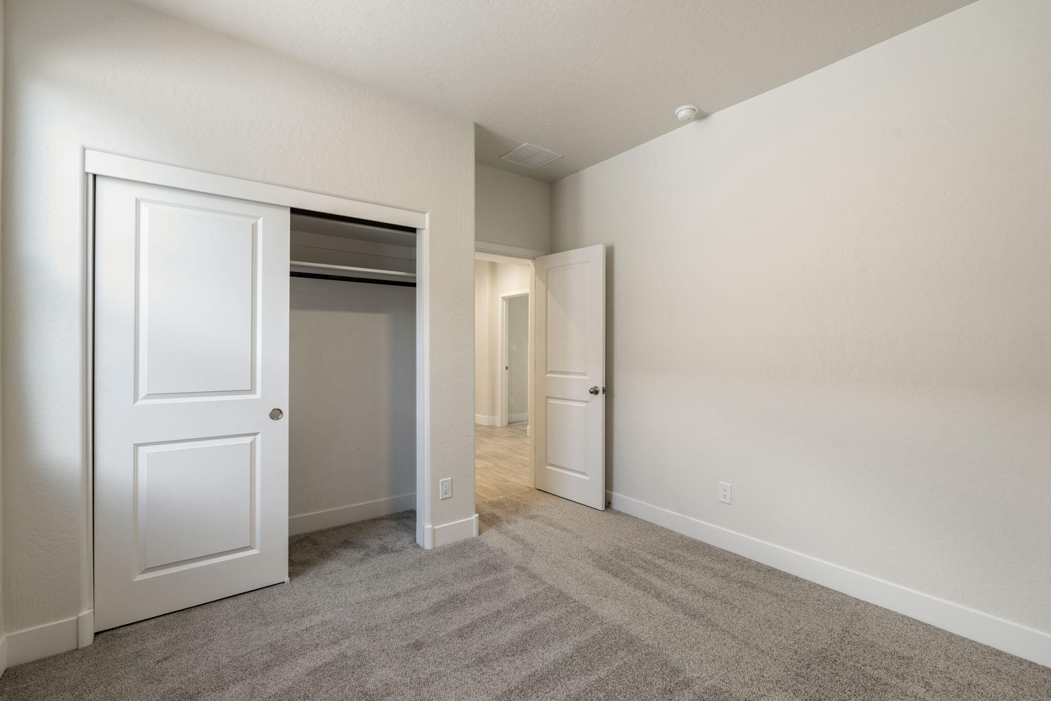 Photo 4 — 6952 Sydney Drive NE