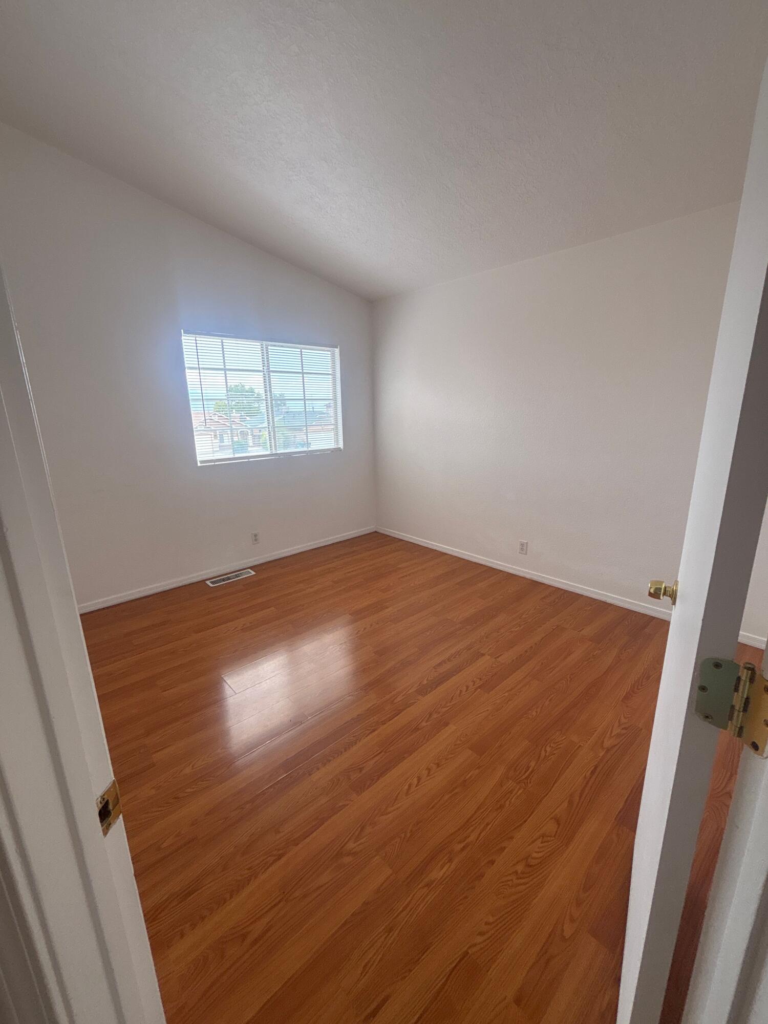 Photo 2 — 4729 Chesapeake Place NE