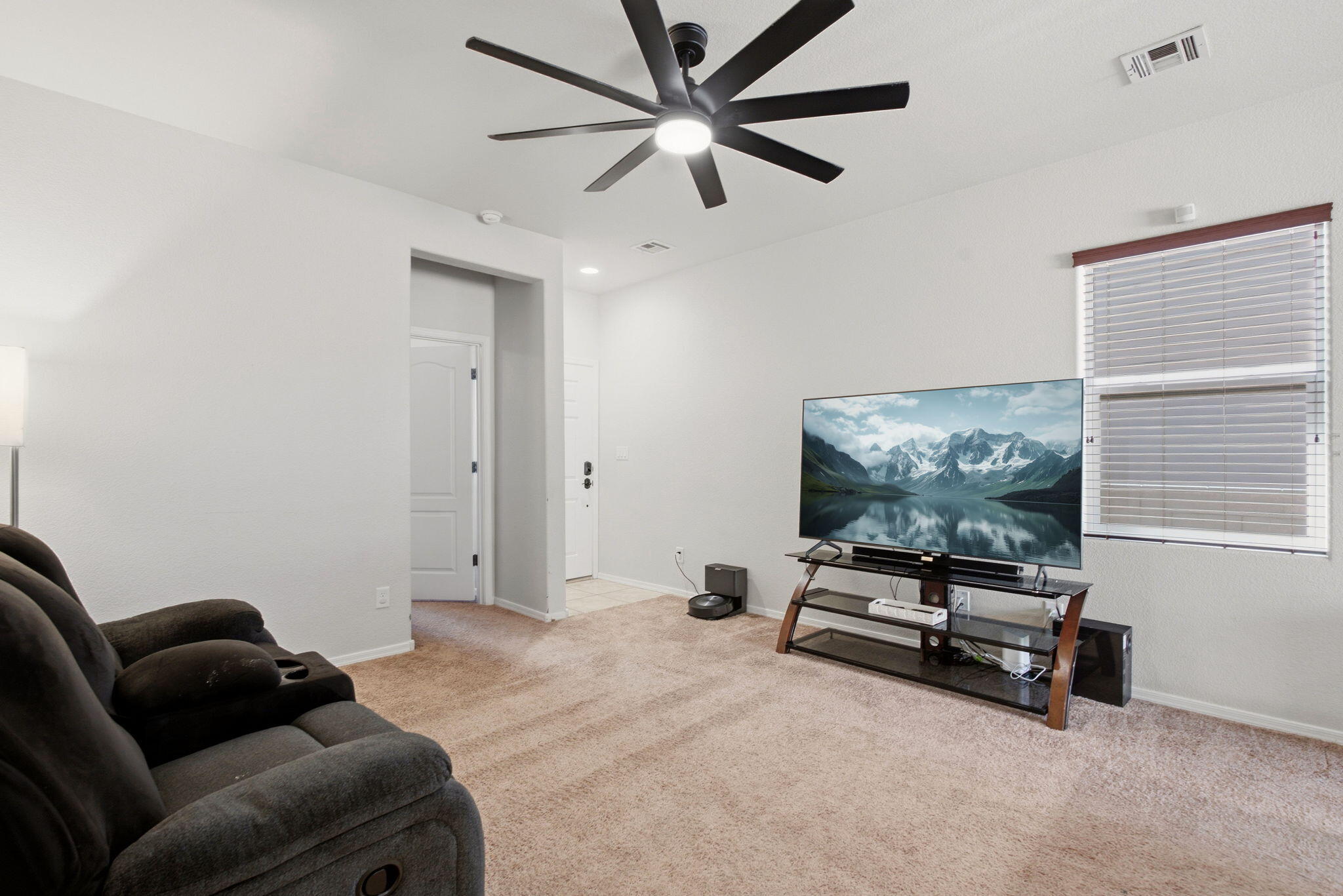 Photo 8 — 10909 Del Carmen Street NW