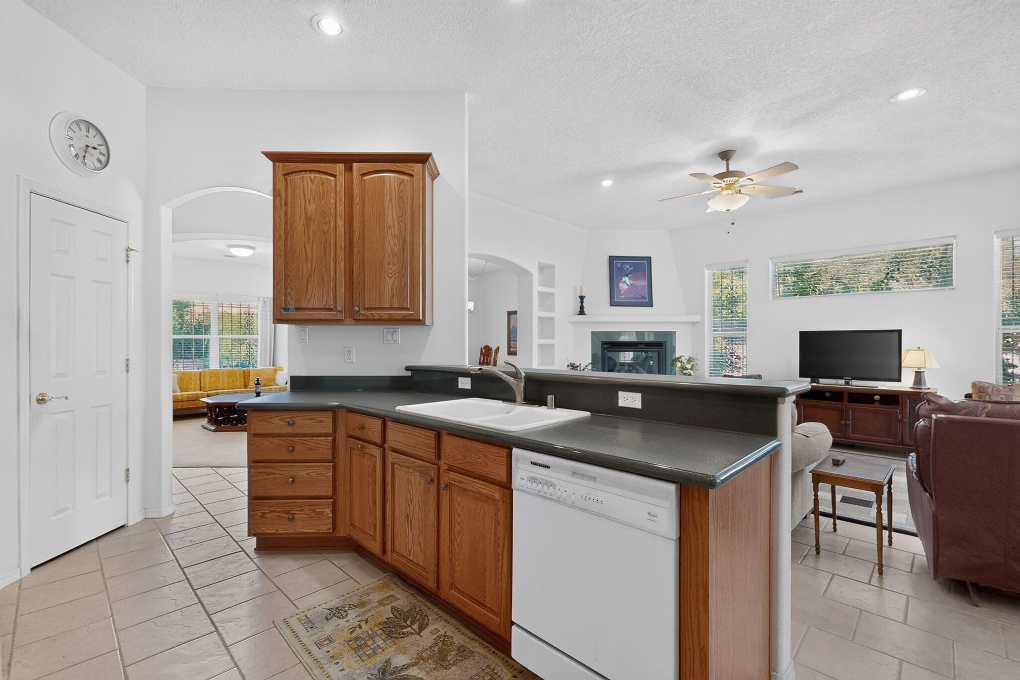Photo 10 — 4012 Gracia Court NE